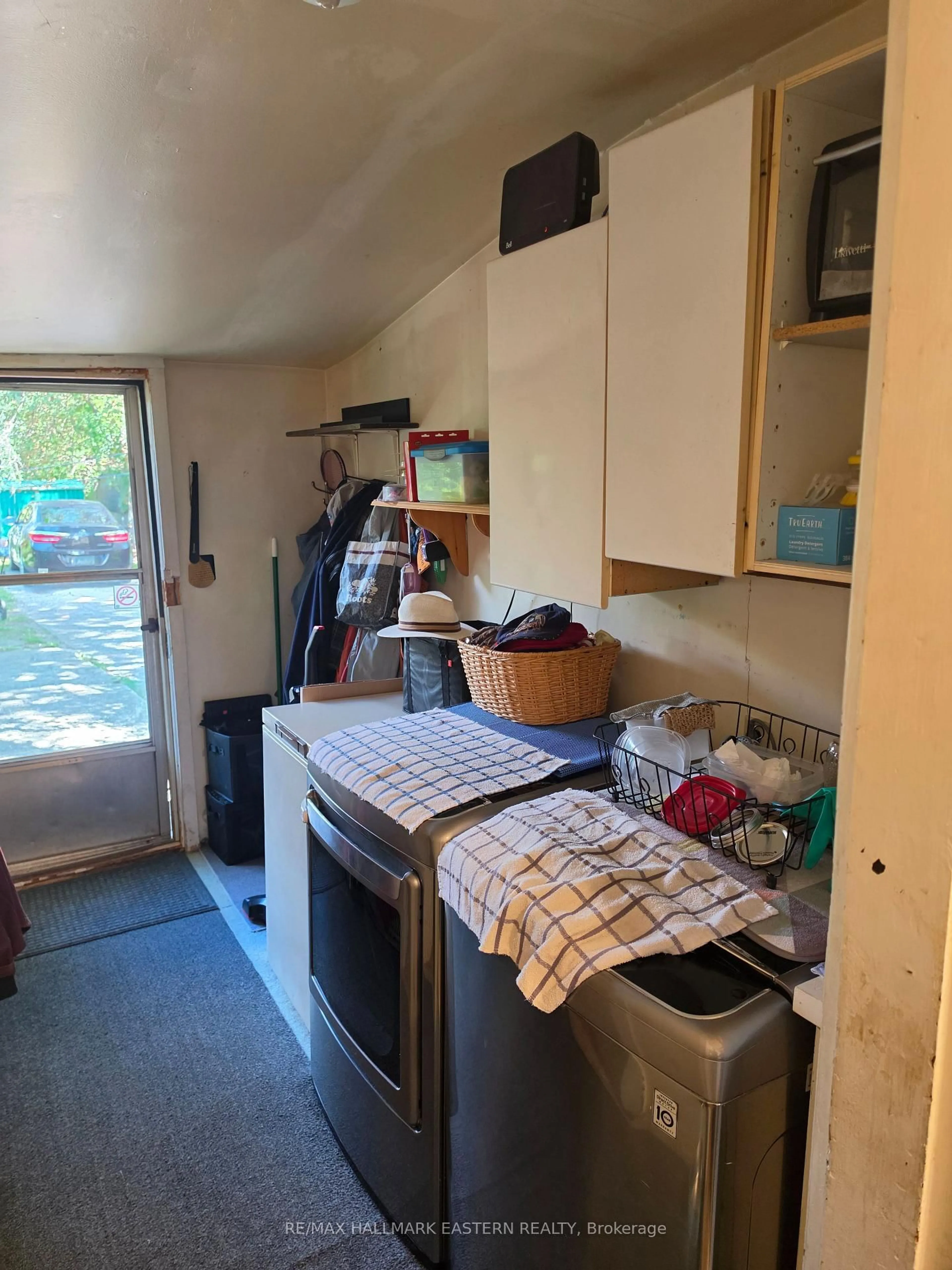 Standard kitchen, floor is not visible for 532 Rogers St, Peterborough Ontario K9H 1X2