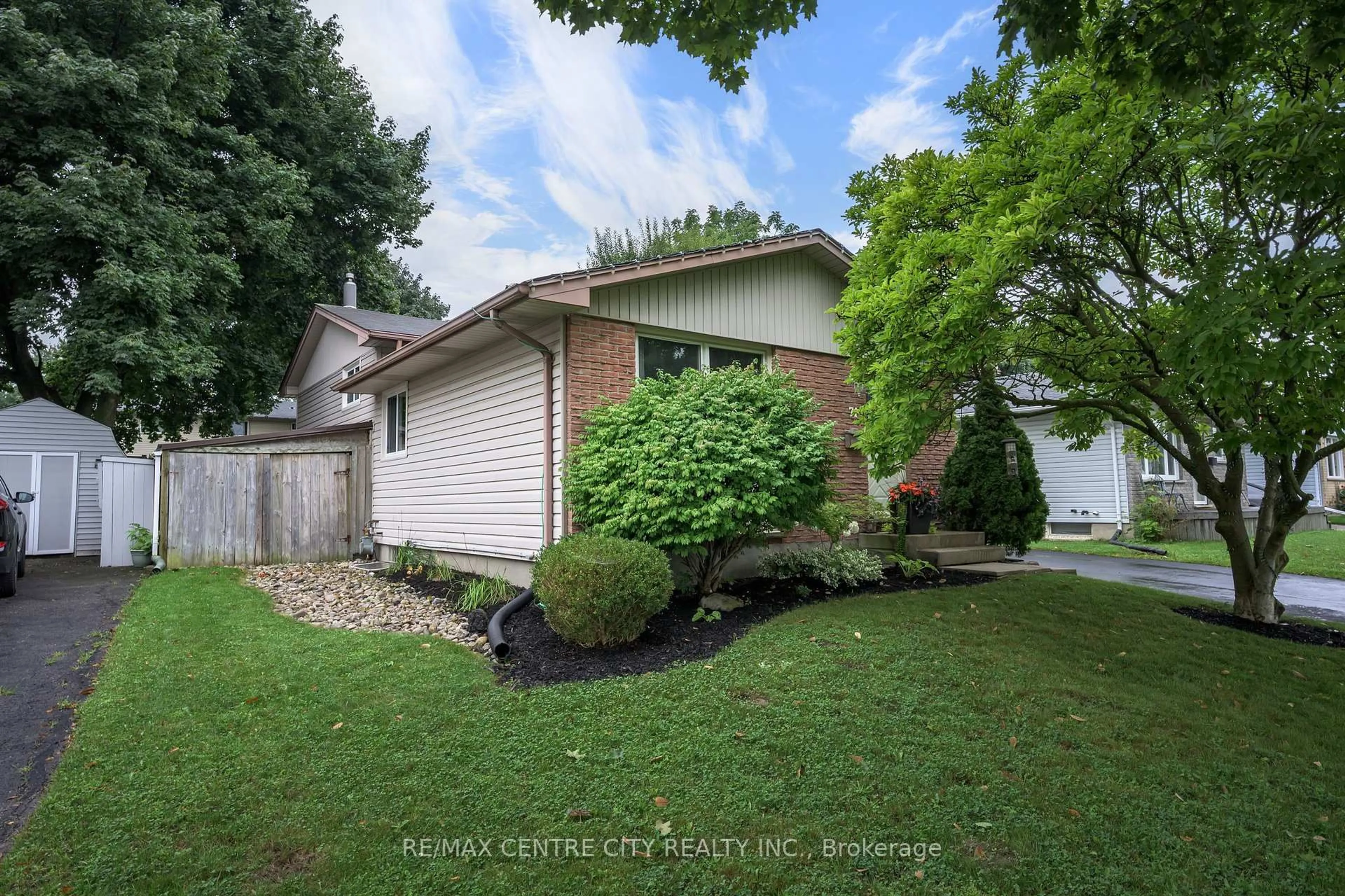 A pic from outside/outdoor area/front of a property/back of a property/a pic from drone, street for 71 Ardsley Rd, London North Ontario N6G 3J4