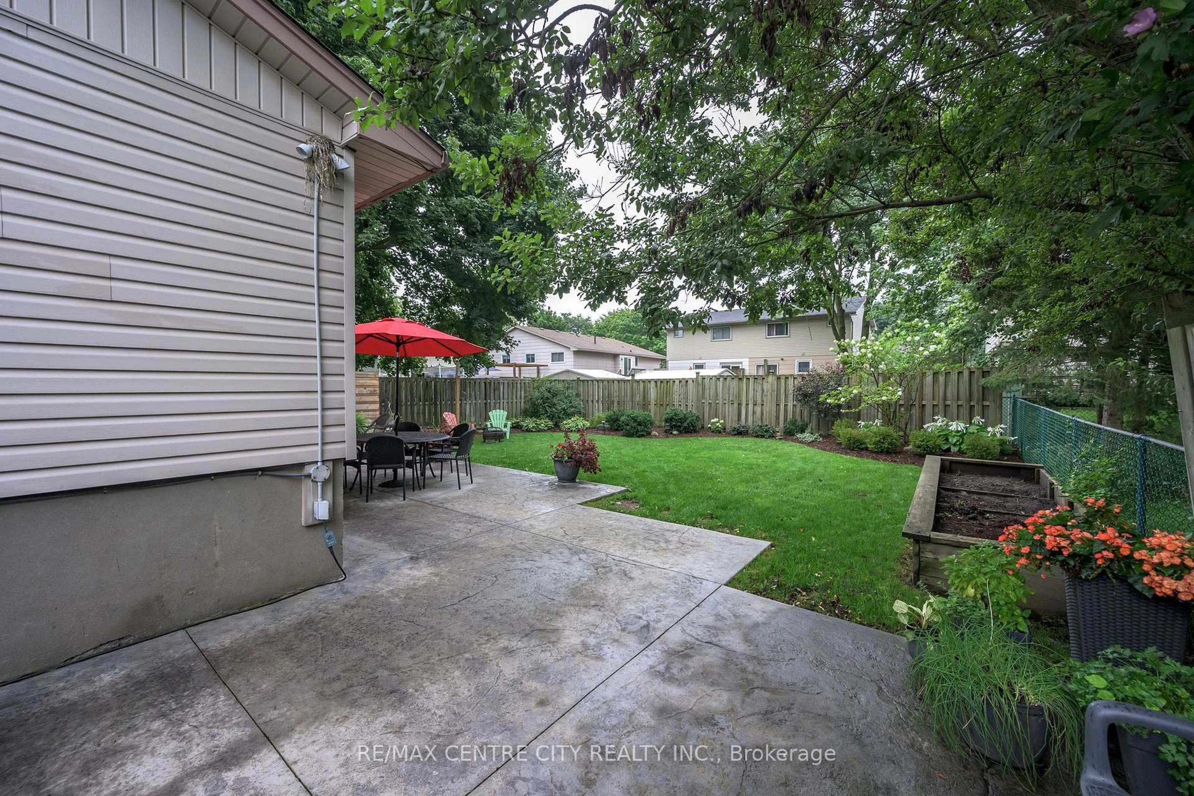 Patio, street for 71 Ardsley Rd, London North Ontario N6G 3J4