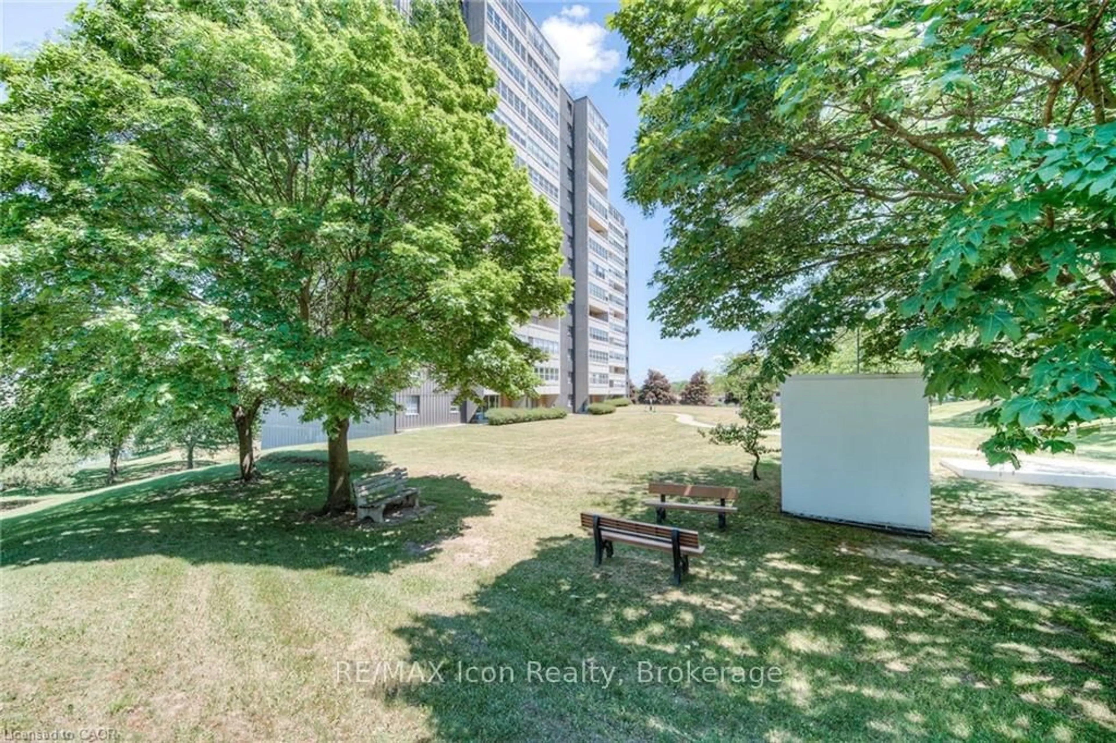 A pic from outside/outdoor area/front of a property/back of a property/a pic from drone, unknown for 225 Harvard Pl #402, Waterloo Ontario N2J 4H4