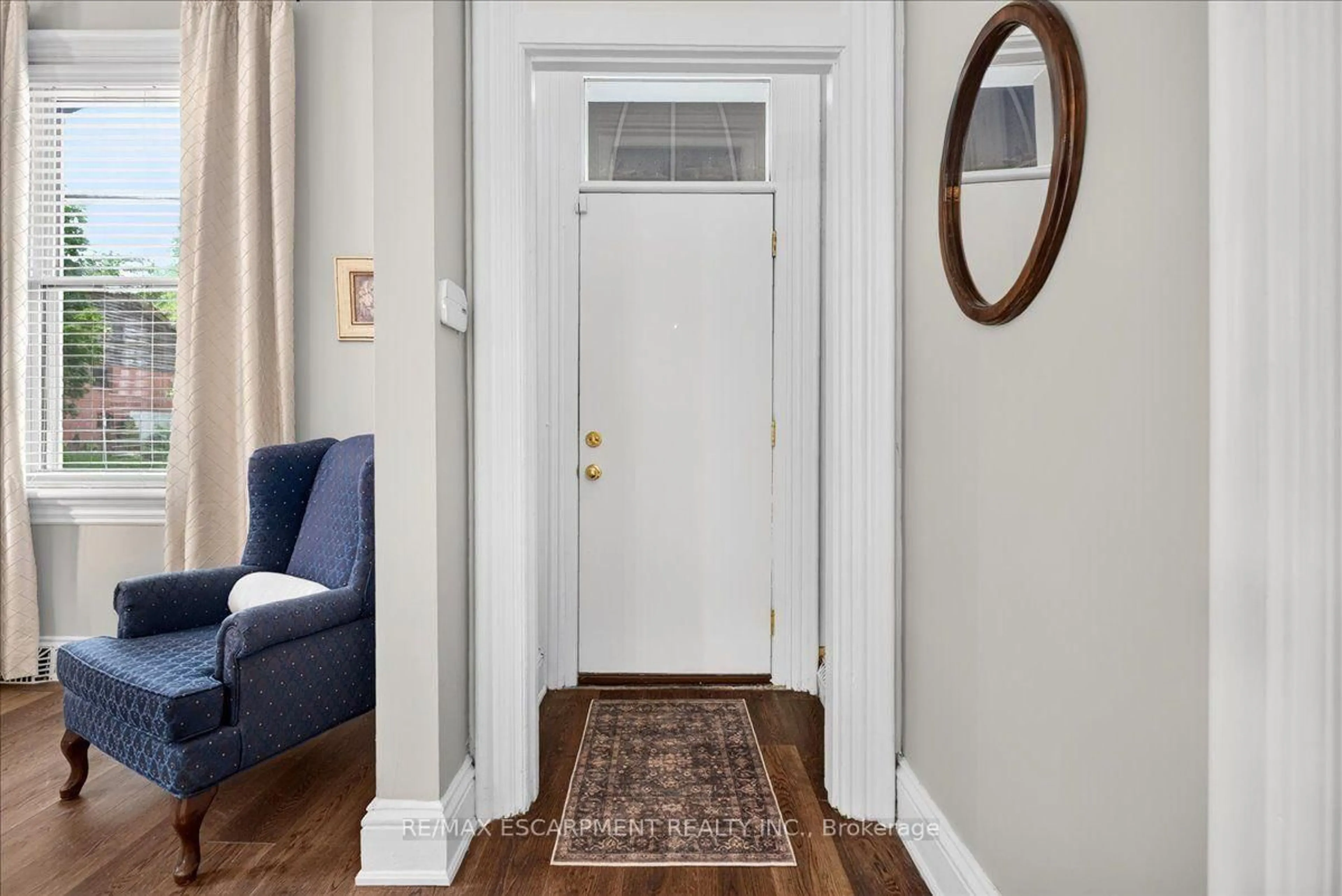 Indoor entryway for 139 Queen St, Hamilton Ontario L8P 3S3