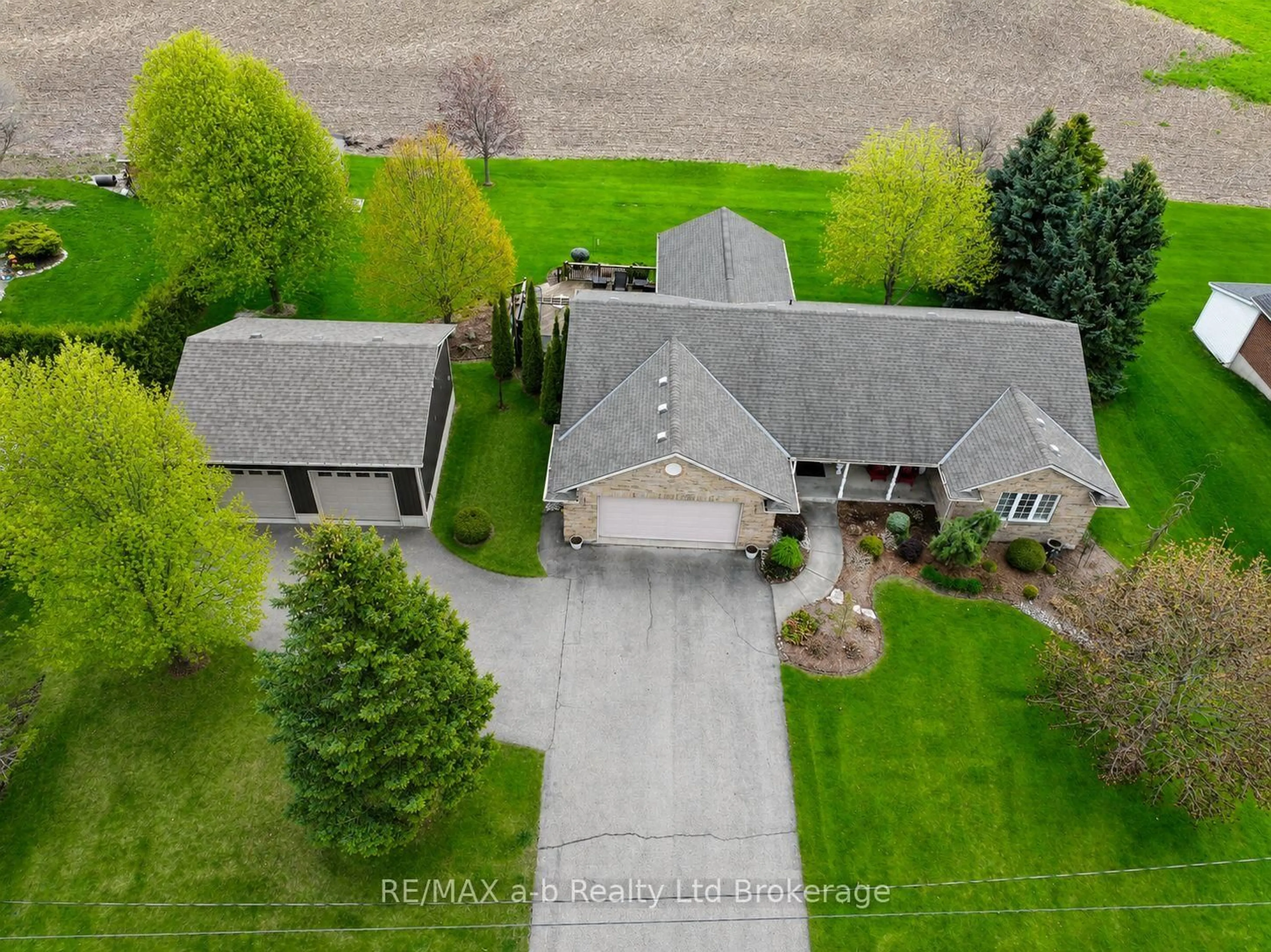A pic from outside/outdoor area/front of a property/back of a property/a pic from drone, street for 505354 Old Stage Rd, Norwich Ontario N4S 7V8