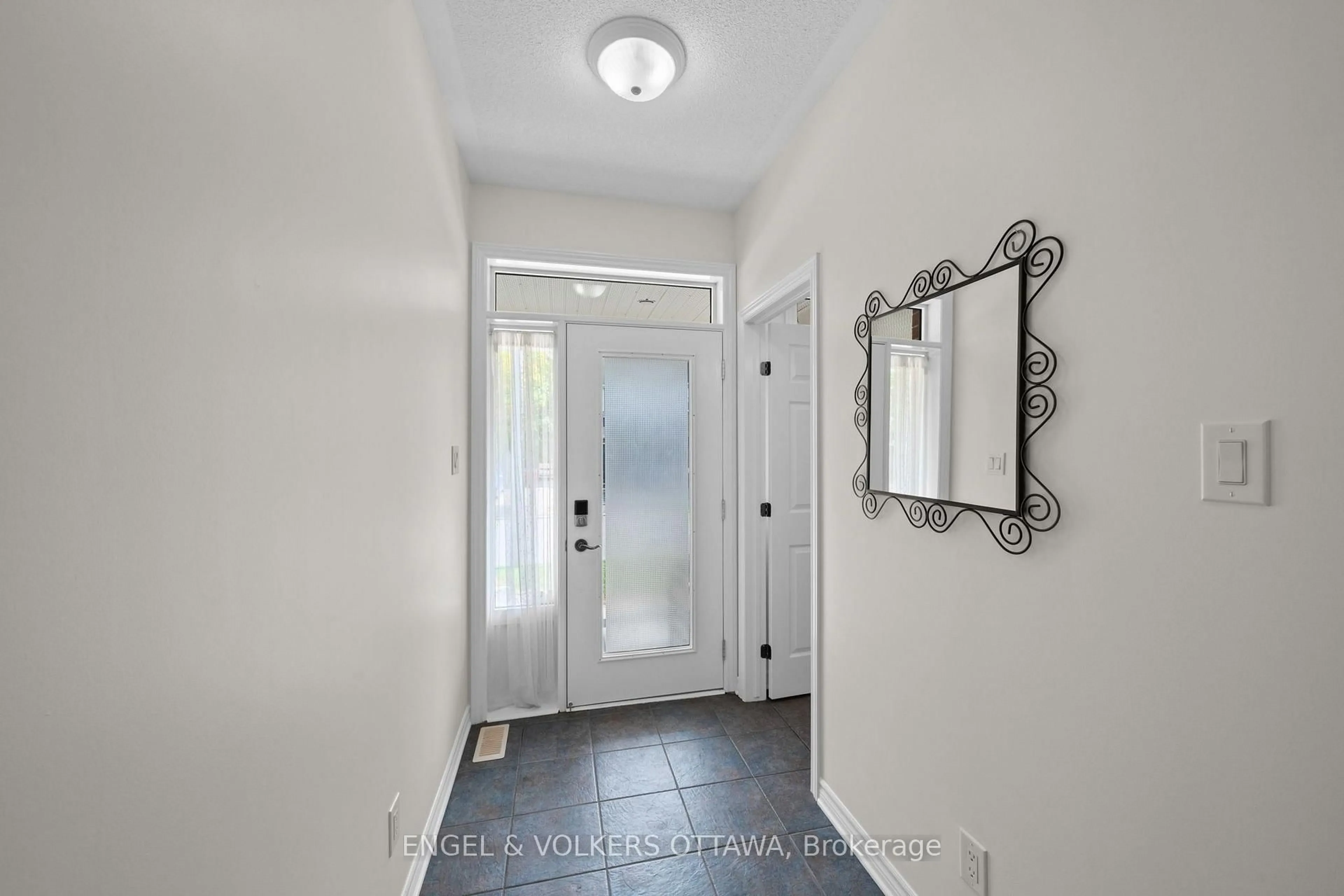 Indoor entryway for 268 Horseshoe Cres, Ottawa Ontario K2S 0B7
