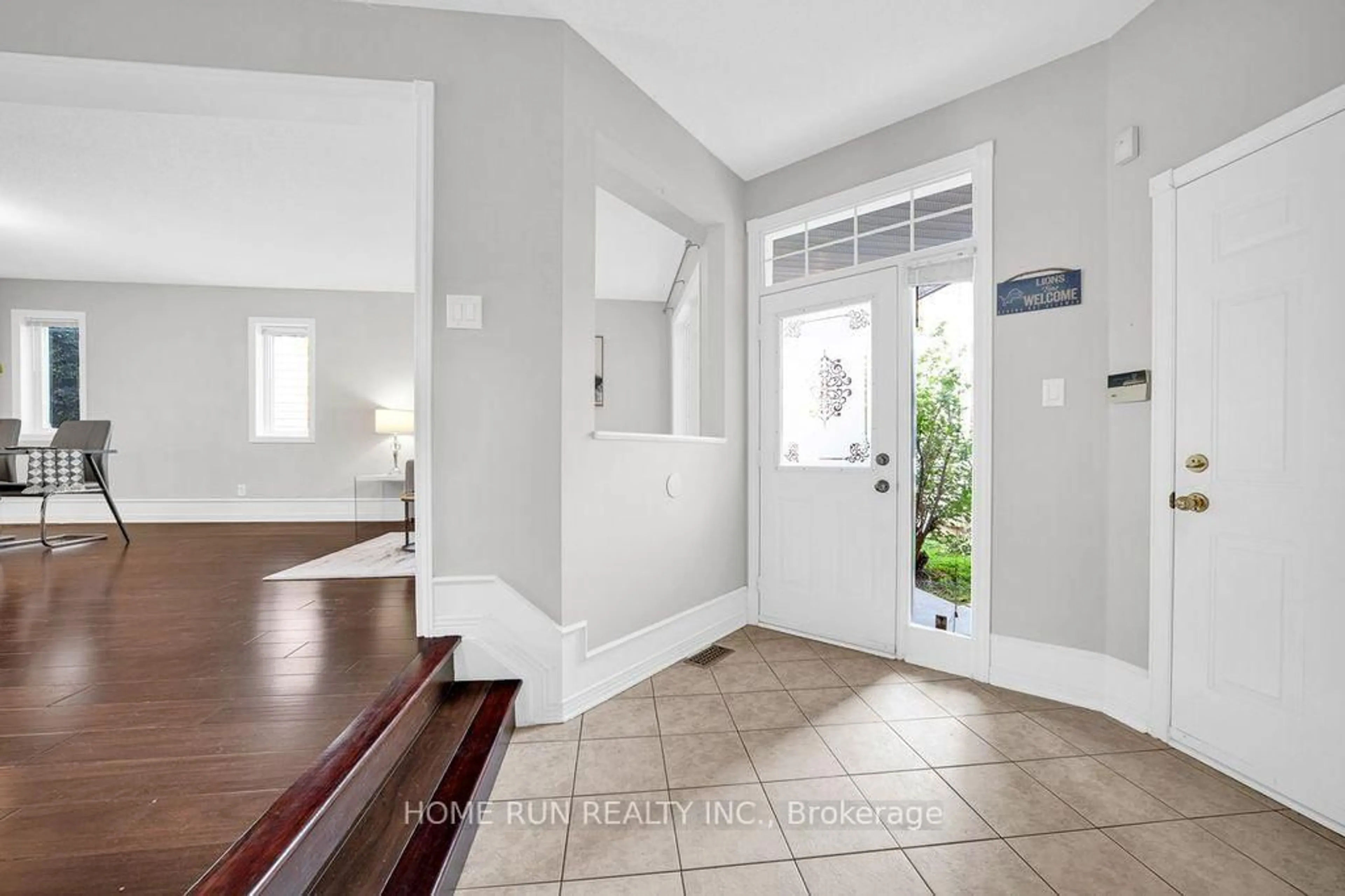 Indoor entryway for 14 Spur Ave, Ottawa Ontario K2M 2B5