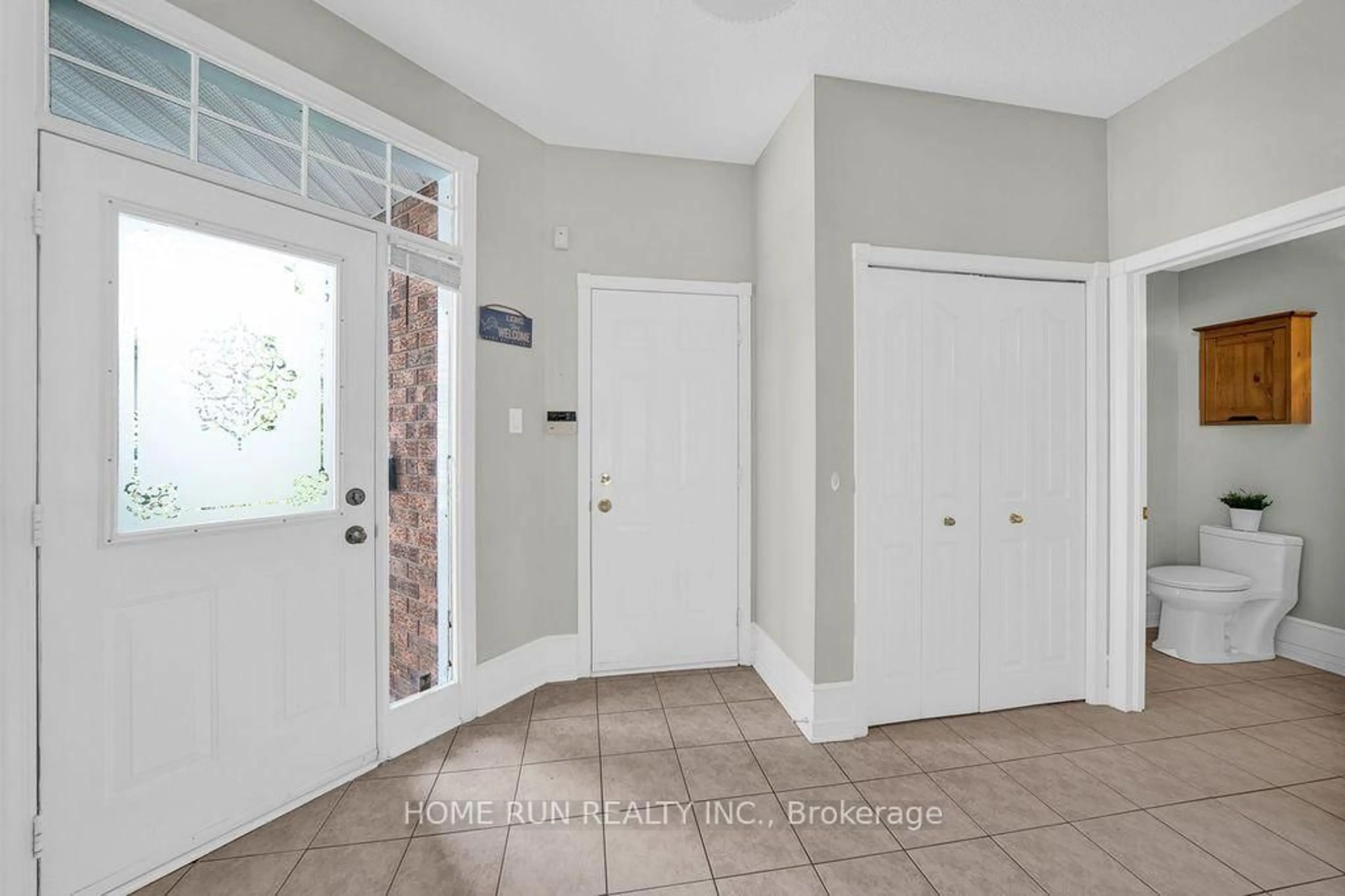 Indoor entryway for 14 Spur Ave, Ottawa Ontario K2M 2B5