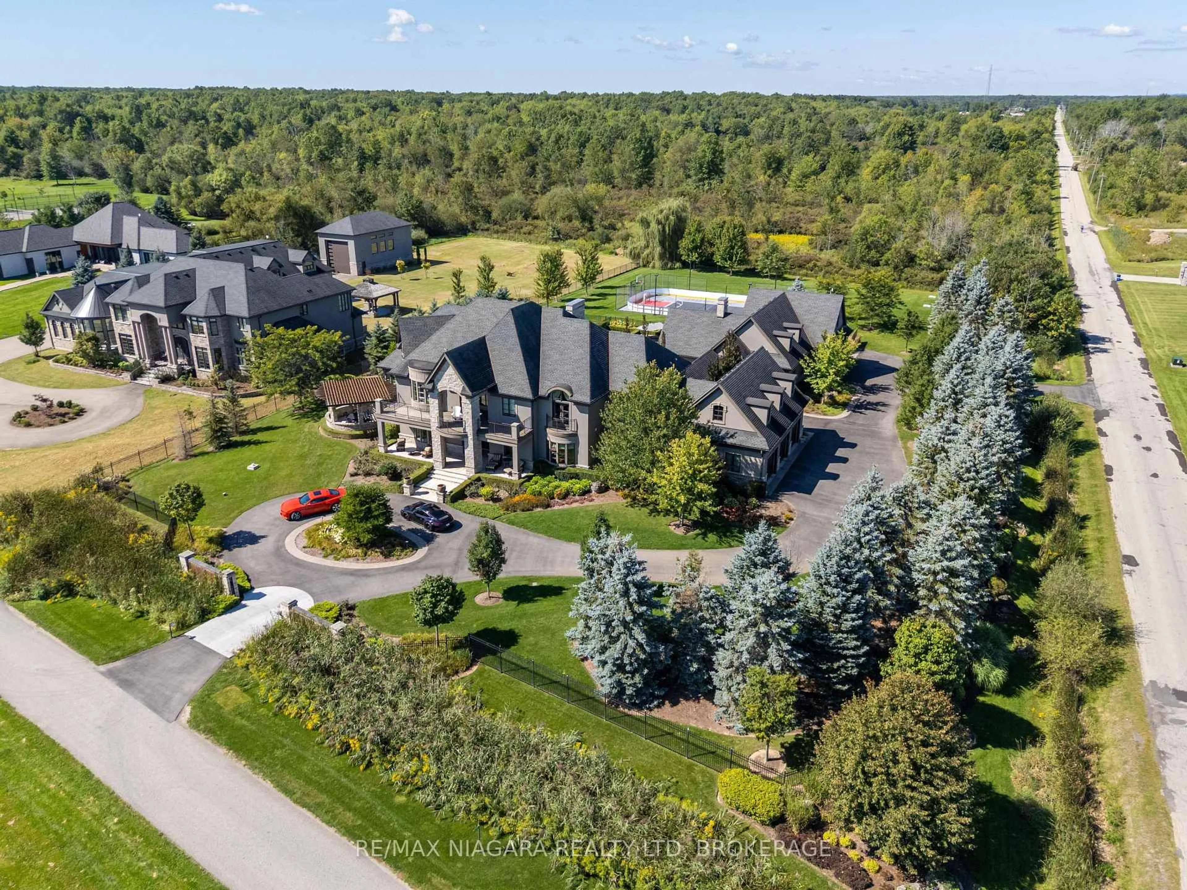 A pic from outside/outdoor area/front of a property/back of a property/a pic from drone, mountain view for 11001 Niagara River Pkwy, Niagara Falls Ontario L2G 0P3