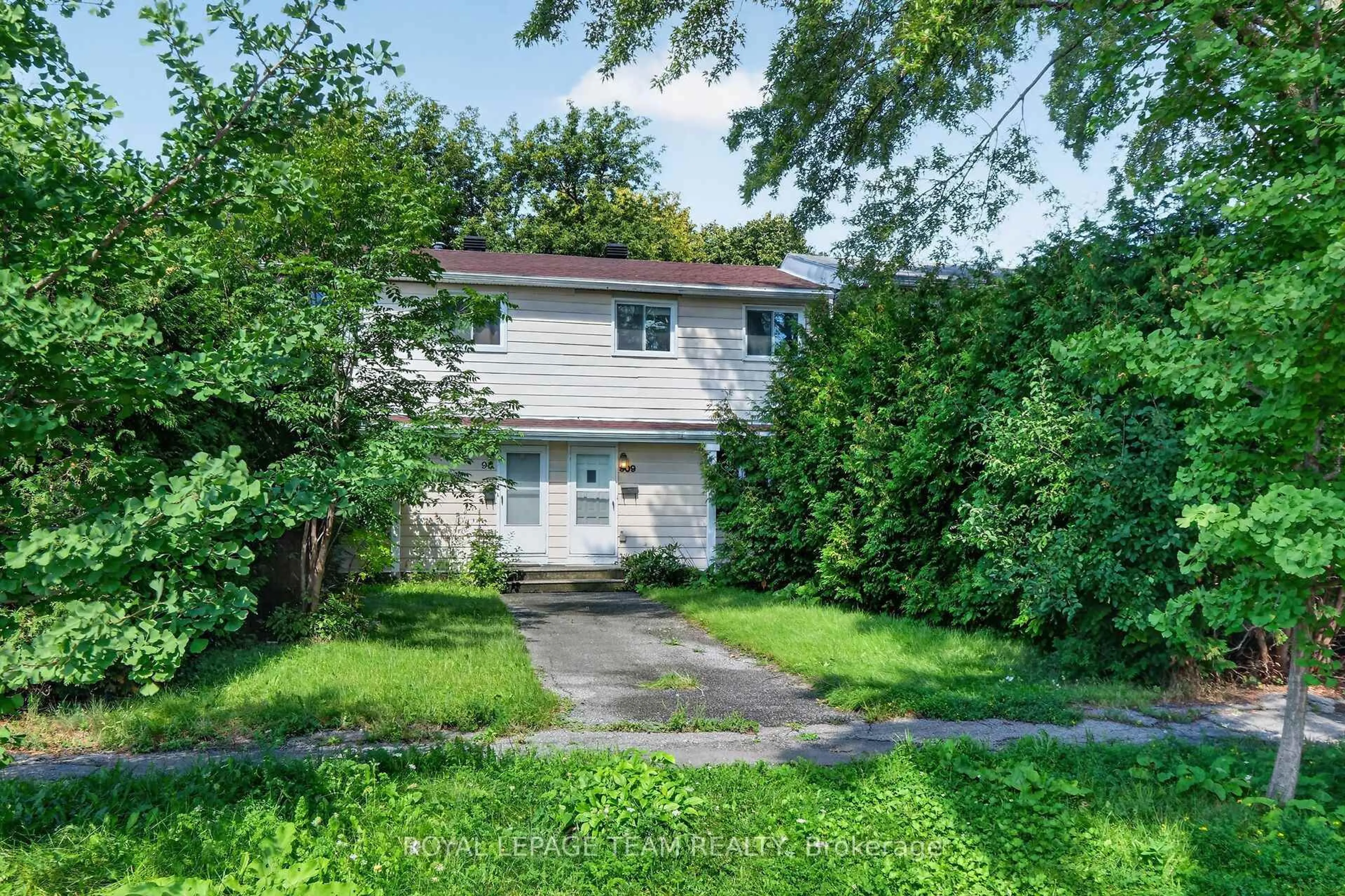 A pic from outside/outdoor area/front of a property/back of a property/a pic from drone, street for 909 Greenbriar Ave, Ottawa Ontario K2C 0J8