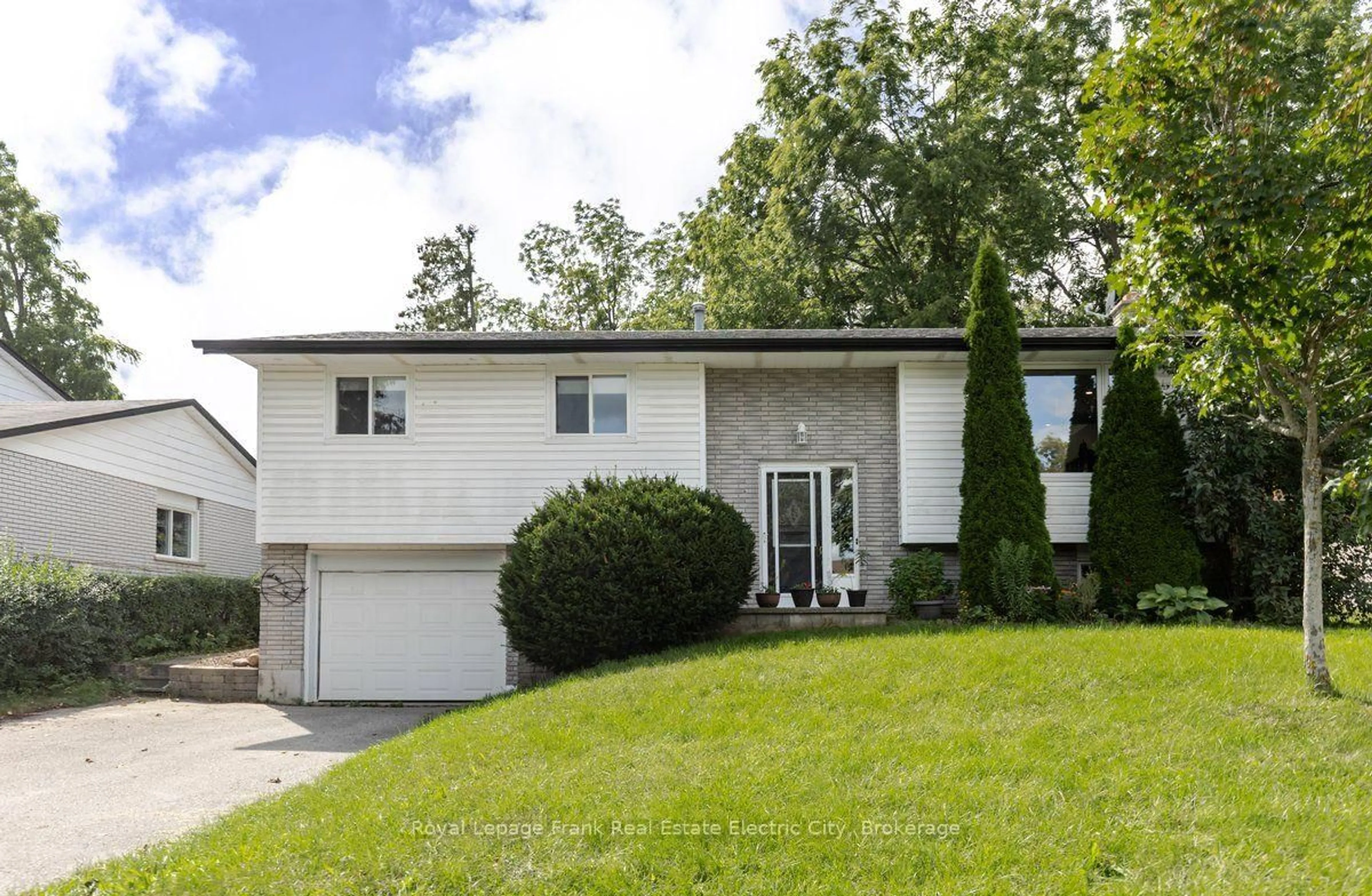 Home with vinyl exterior material, street for 931 Golfview Rd, Peterborough Ontario K9J 7W2