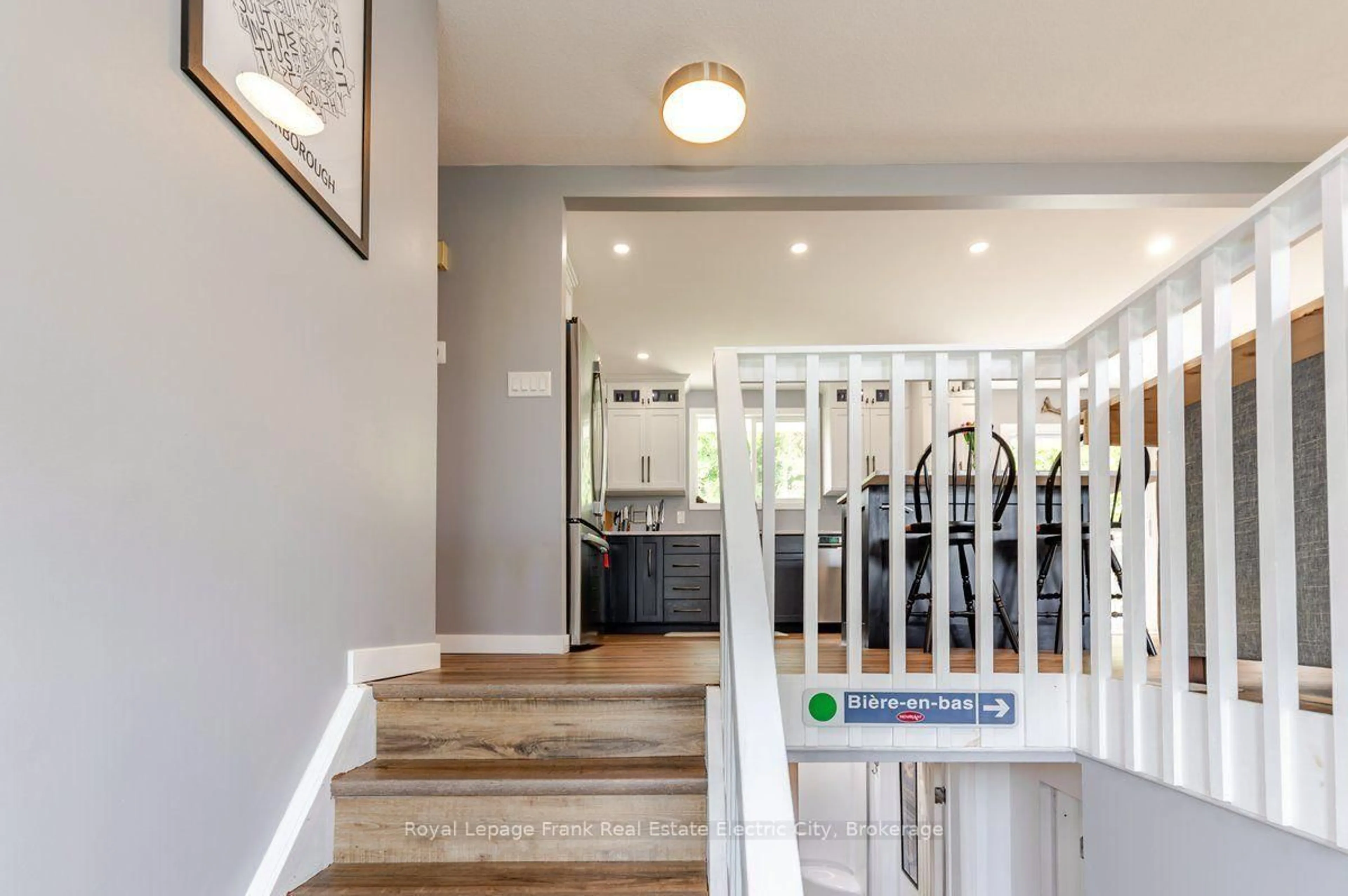 Indoor entryway for 931 Golfview Rd, Peterborough Ontario K9J 7W2