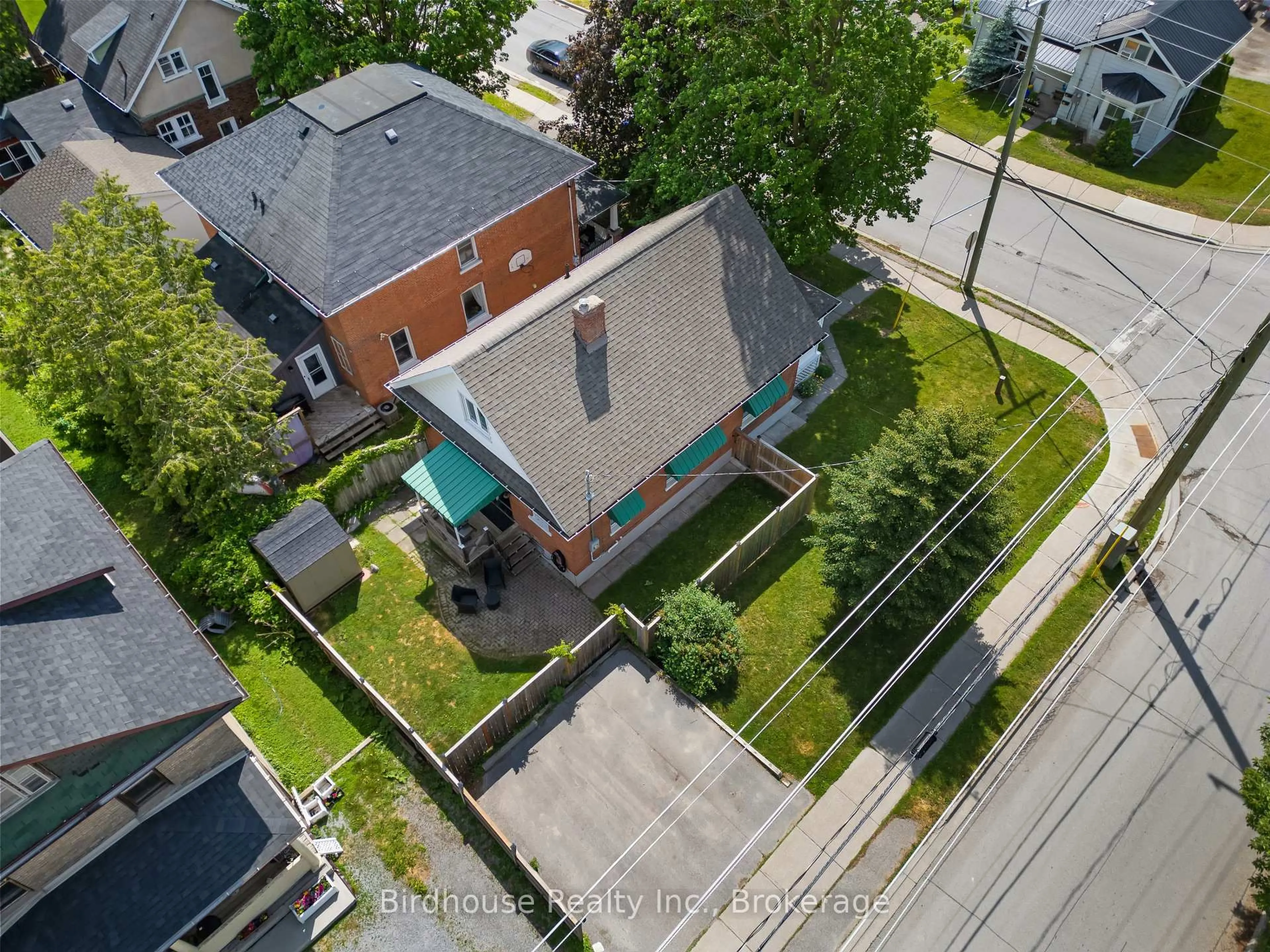 A pic from outside/outdoor area/front of a property/back of a property/a pic from drone, street for 60 Wellington St, Kawartha Lakes Ontario K9V 3N5