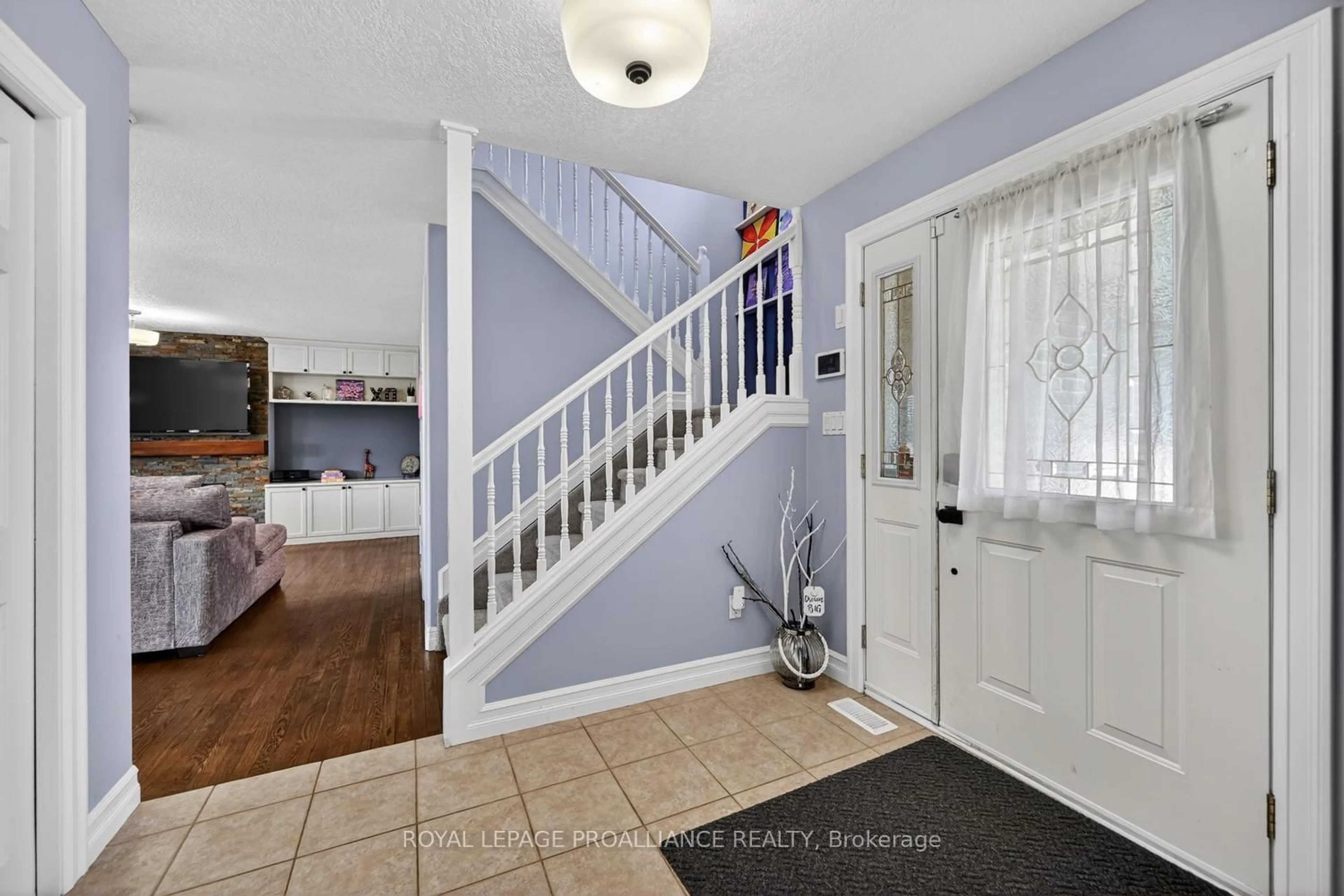 Indoor entryway for 1014 Crestwood Dr, Brockville Ontario K6V 7N1
