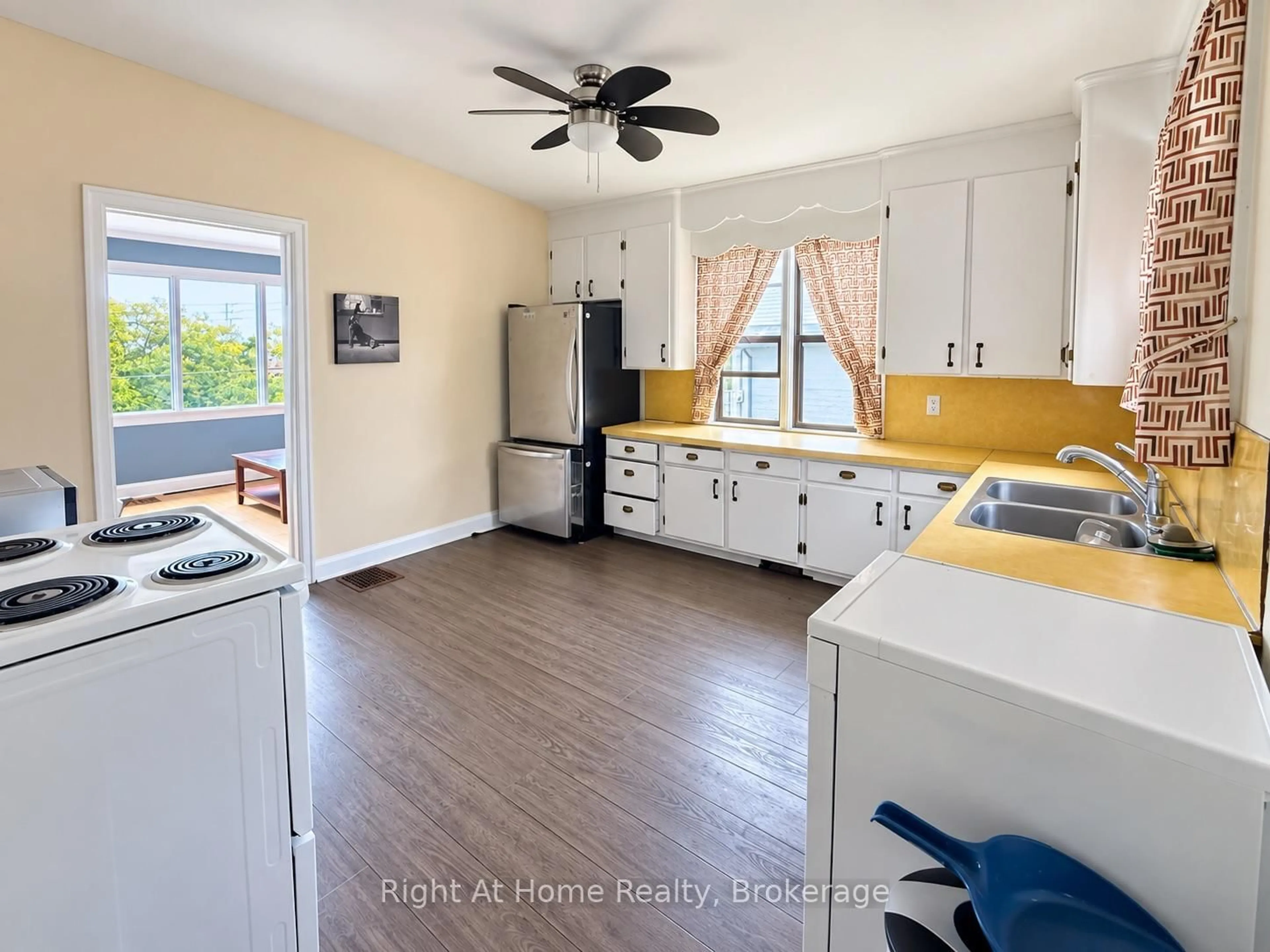 Open concept kitchen, unknown for 28 Dixon St, Thunder Bay Ontario P7B 3J5
