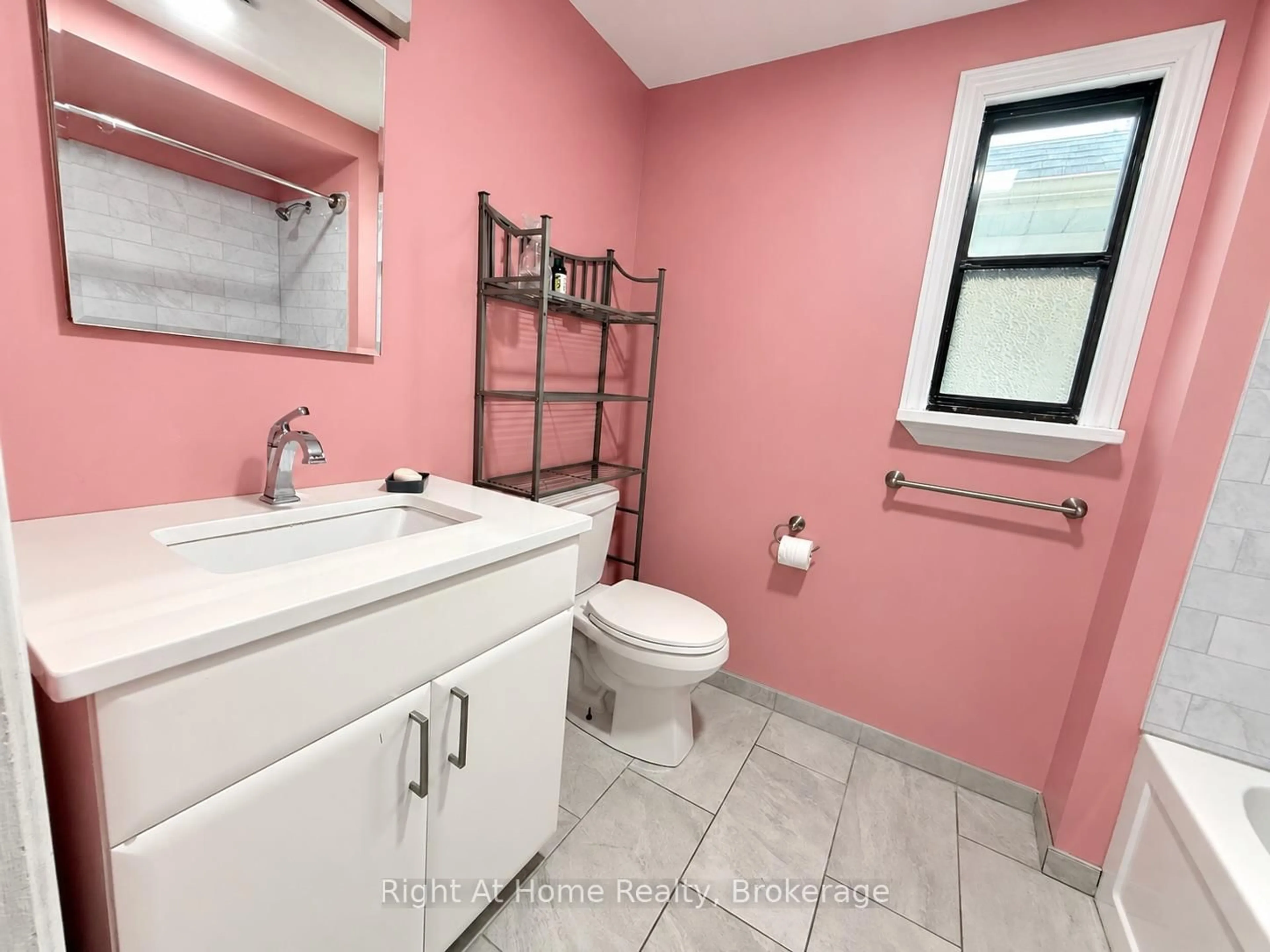 Standard bathroom, ceramic/tile floor for 28 Dixon St, Thunder Bay Ontario P7B 3J5