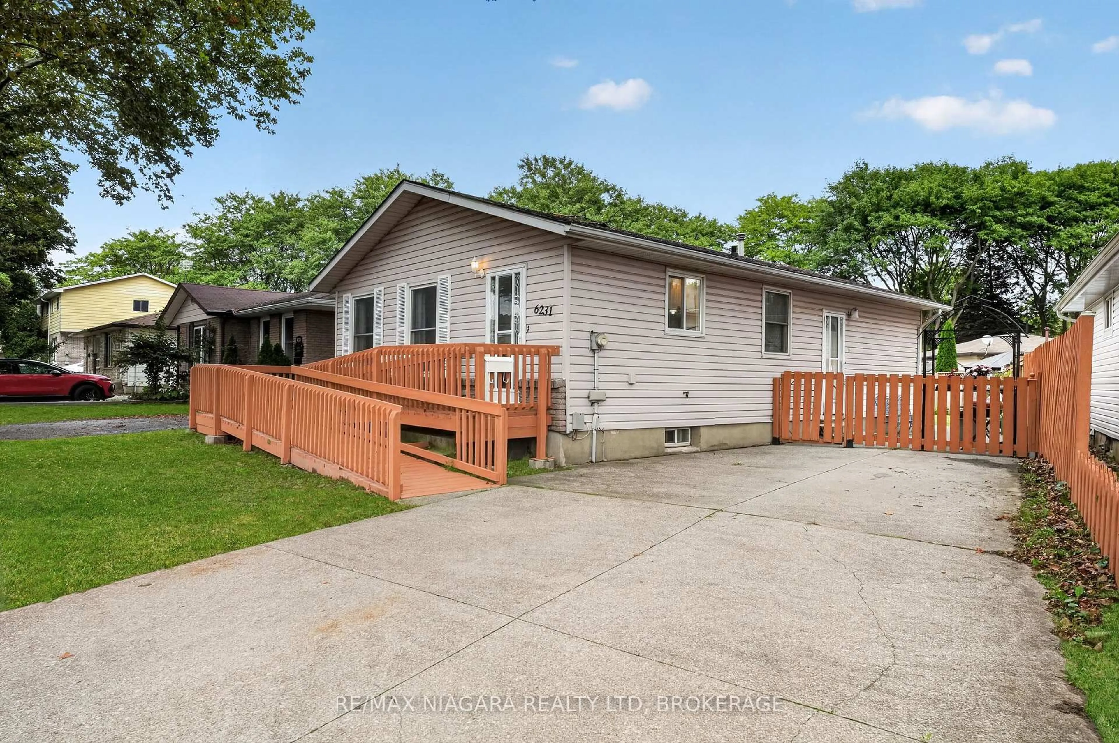 A pic from outside/outdoor area/front of a property/back of a property/a pic from drone, street for 6231 Johnson Dr, Niagara Falls Ontario L2J 3J6