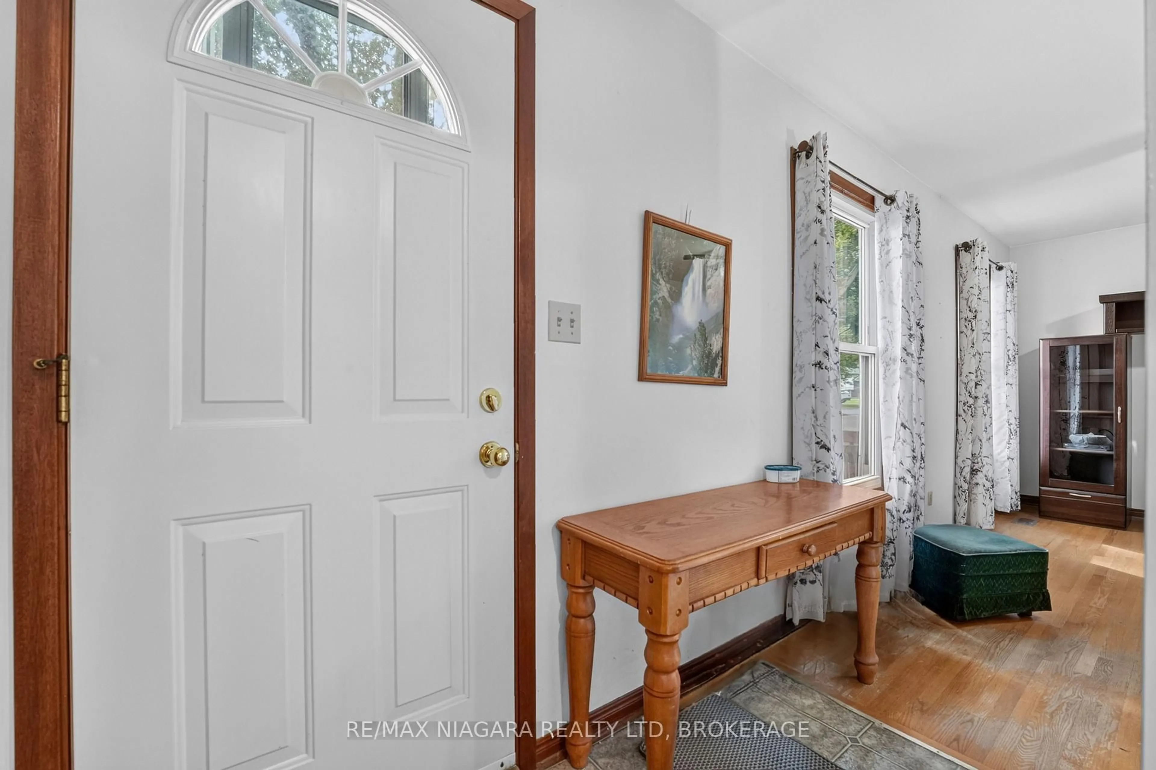 Indoor entryway for 6231 Johnson Dr, Niagara Falls Ontario L2J 3J6