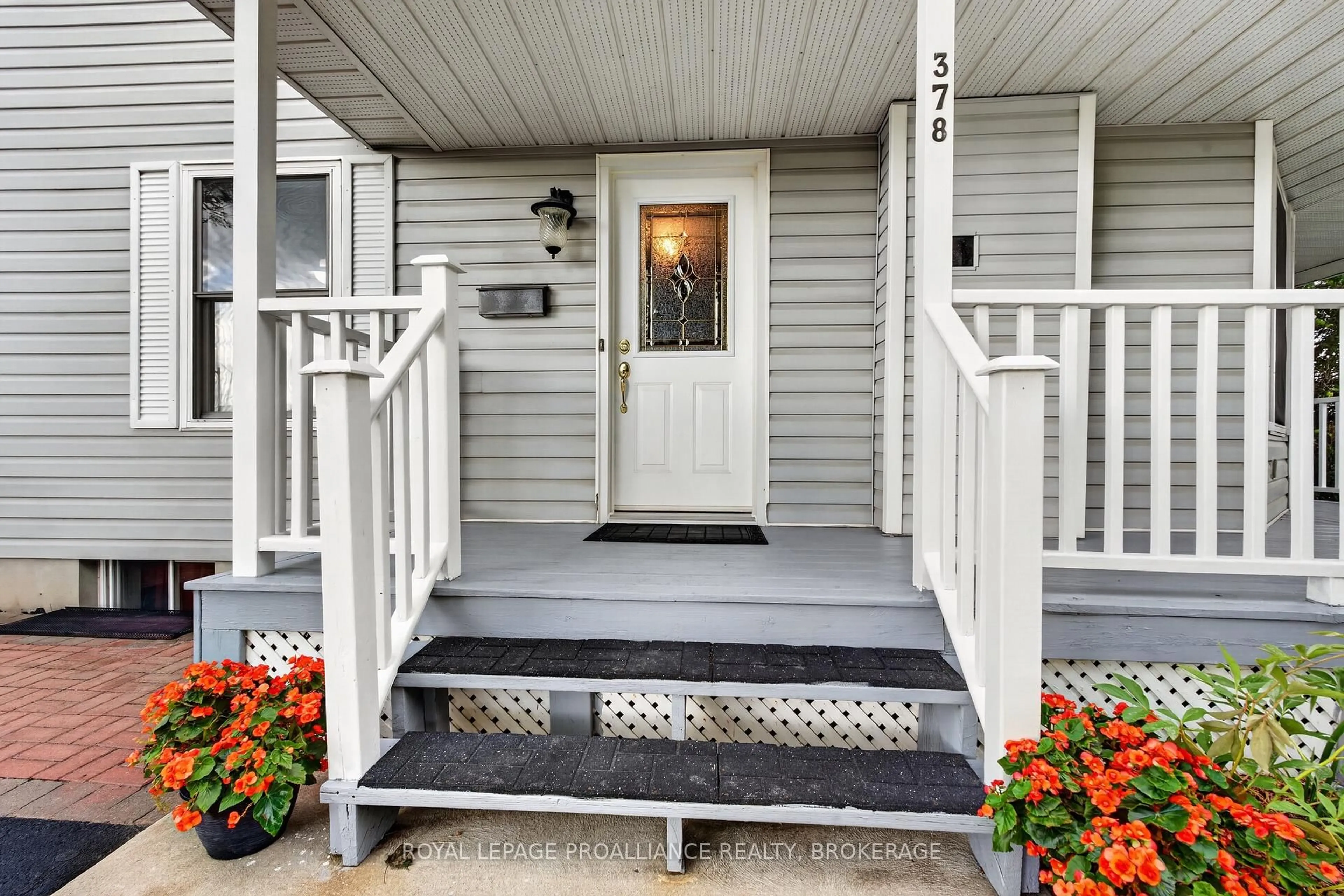Indoor entryway for 378 Waterloo Dr, Kingston Ontario K7M 8X6