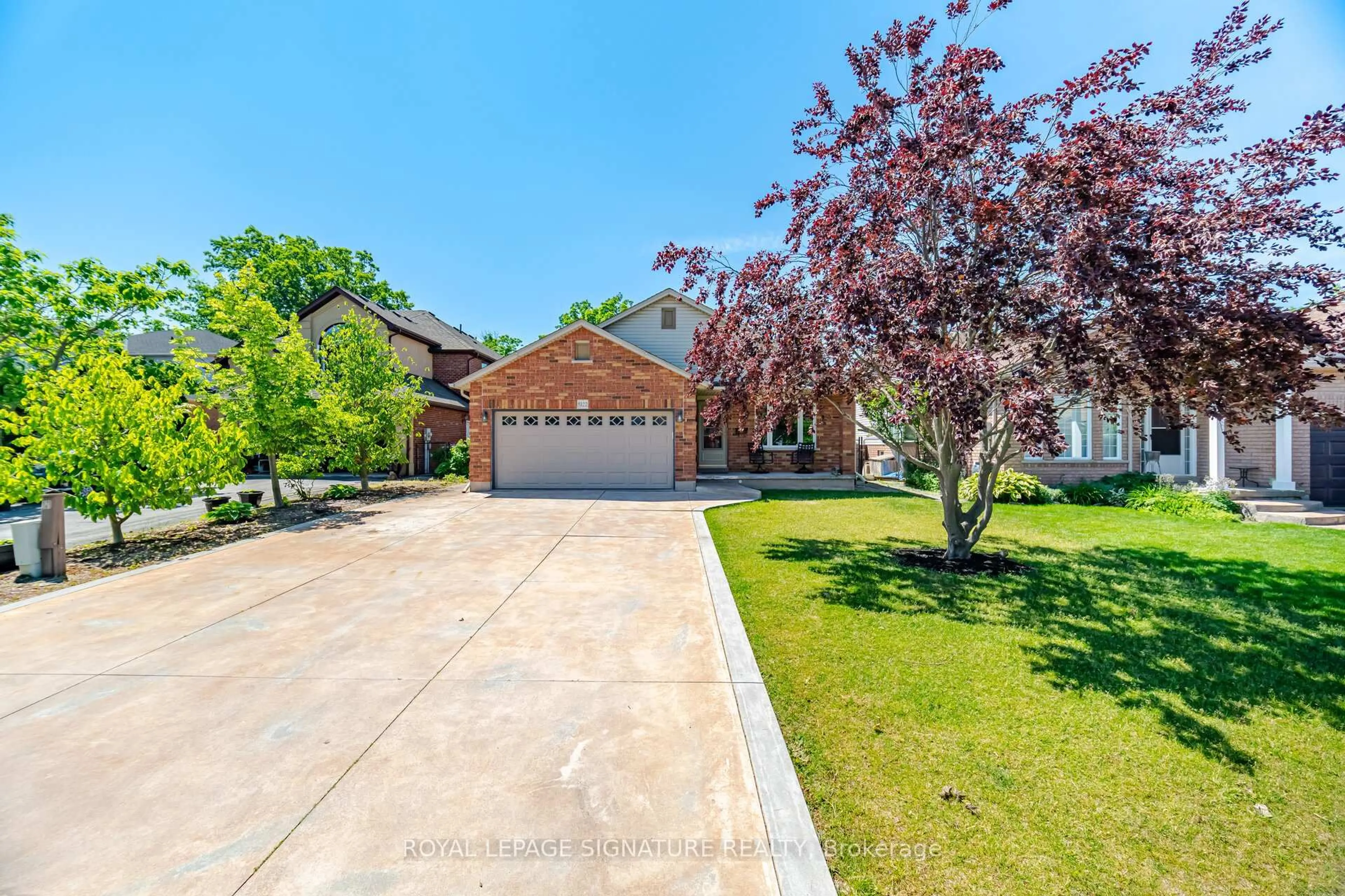 A pic from outside/outdoor area/front of a property/back of a property/a pic from drone, street for 5122 Meadowood Lane, Lincoln Ontario L3J 0J7
