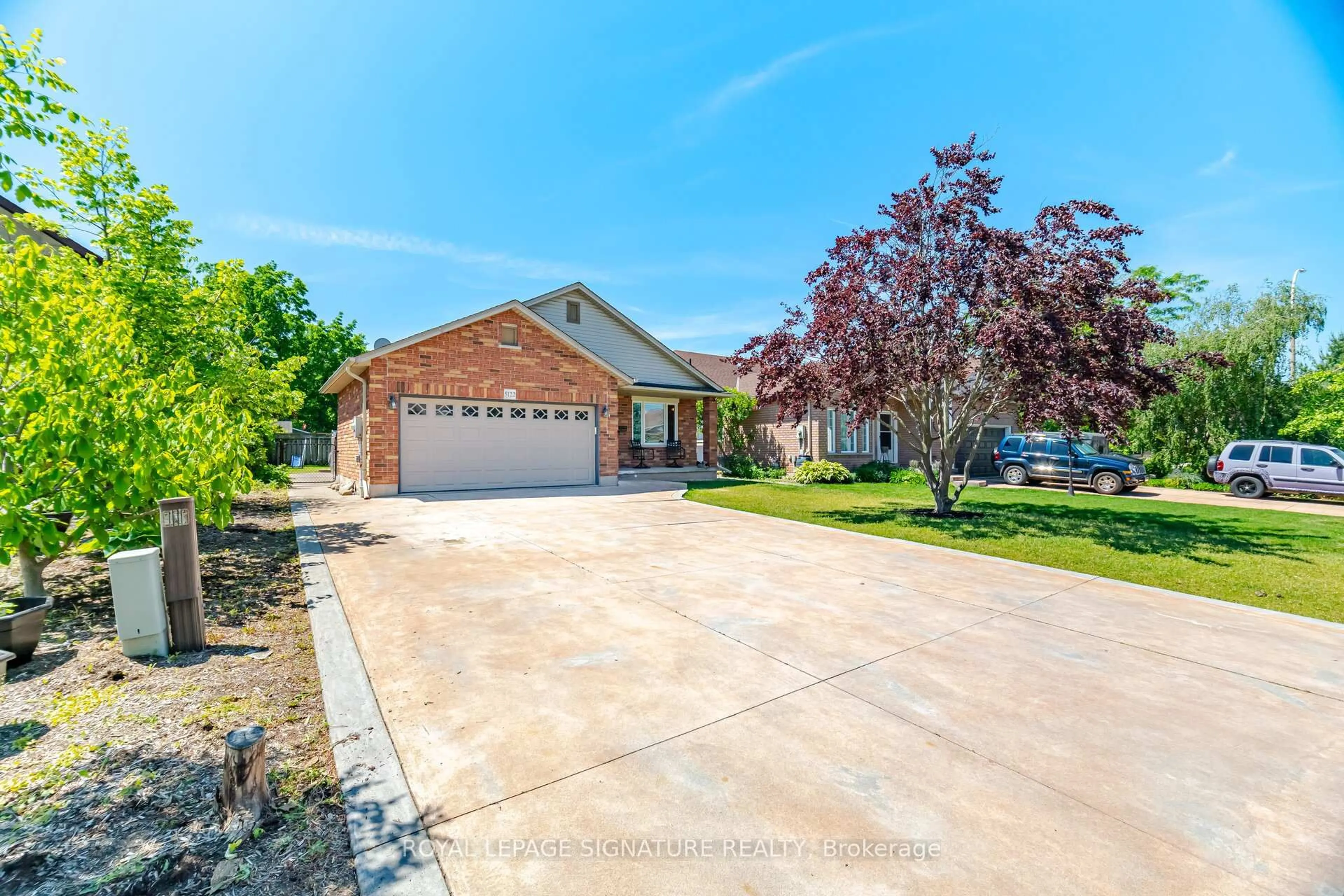 A pic from outside/outdoor area/front of a property/back of a property/a pic from drone, street for 5122 Meadowood Lane, Lincoln Ontario L3J 0J7