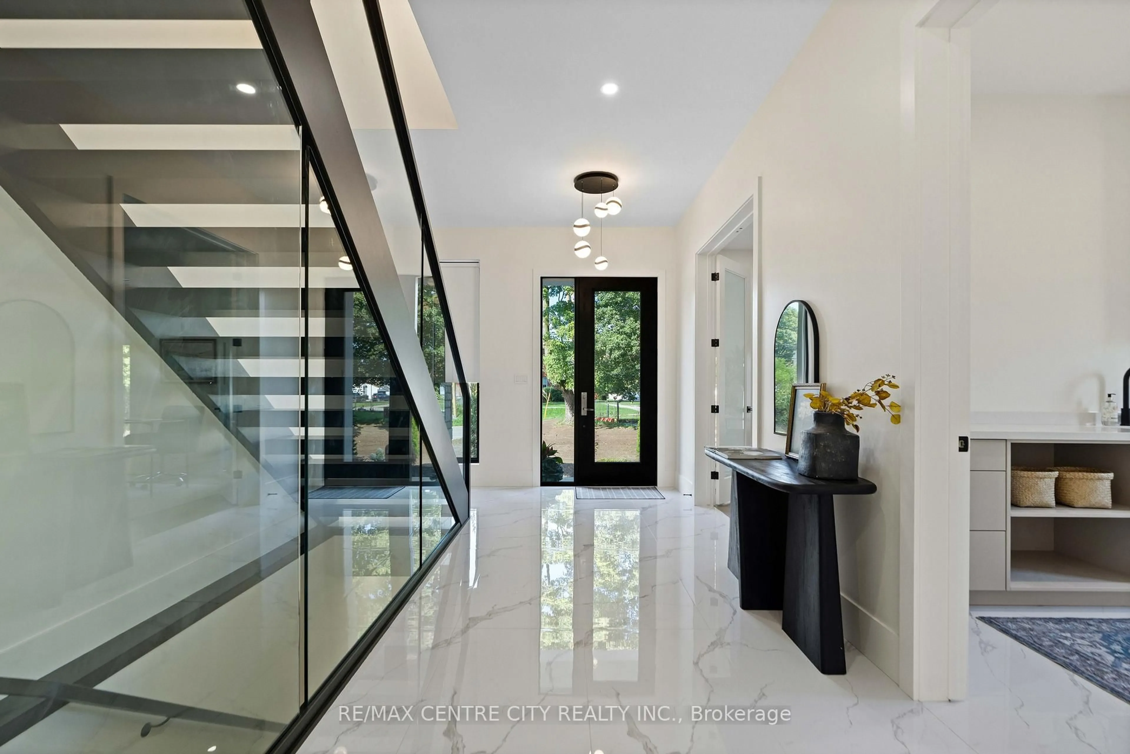 Indoor foyer for 53900 Heritage Line, Bayham Ontario N5H 2R1