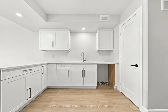 77 Cousins Cres, Belleville 4