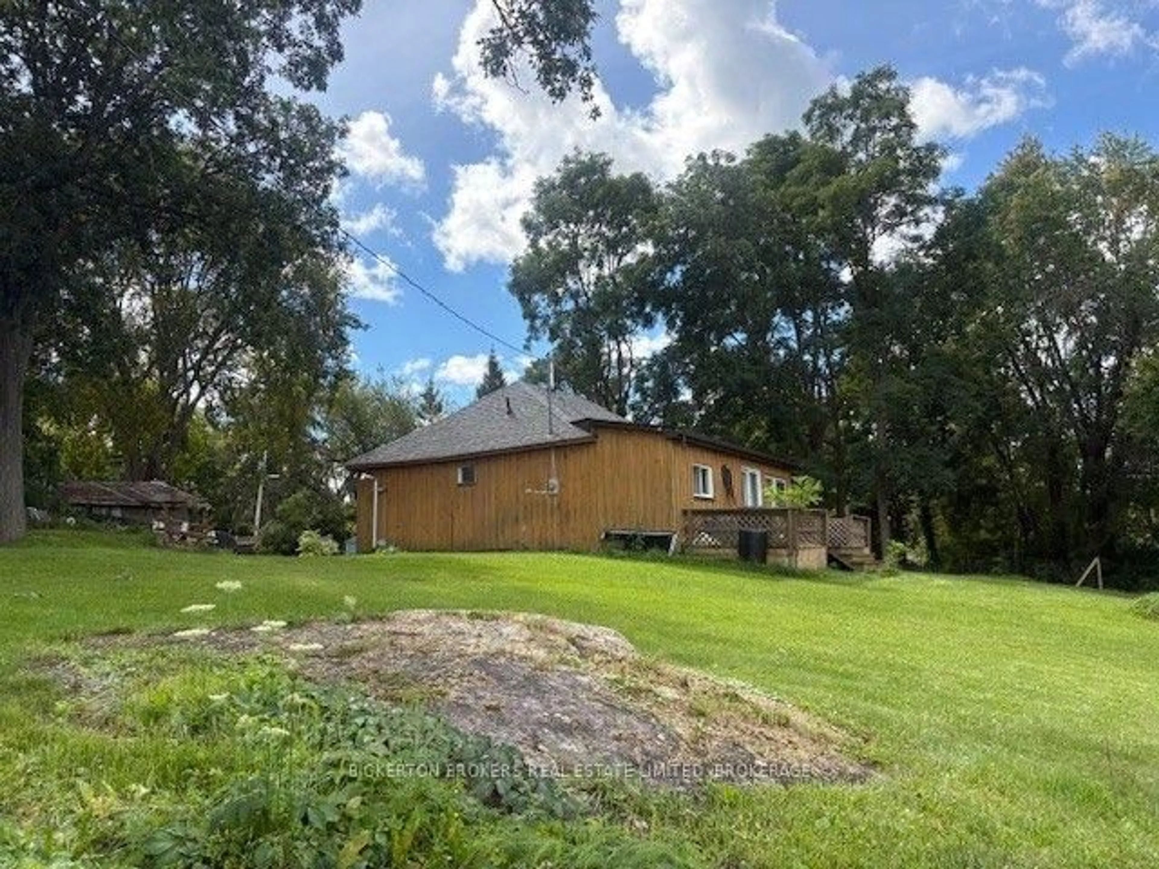 A pic from outside/outdoor area/front of a property/back of a property/a pic from drone, unknown for 184 Jonas St, Leeds and the Thousand Islands Ontario K0E 1N0