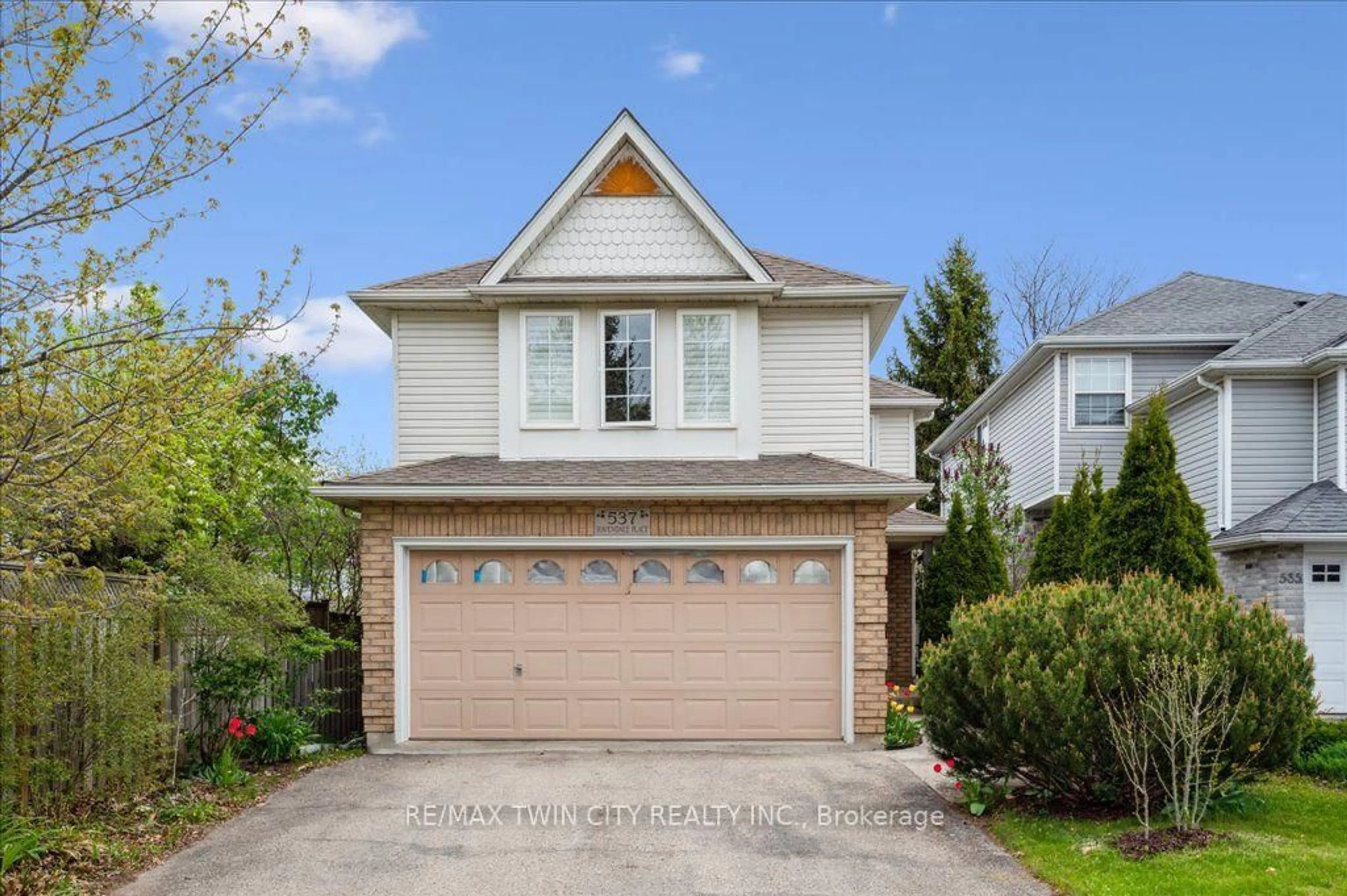 Home with vinyl exterior material, street for 537 Havendale Pl, Waterloo Ontario N2L 0G2
