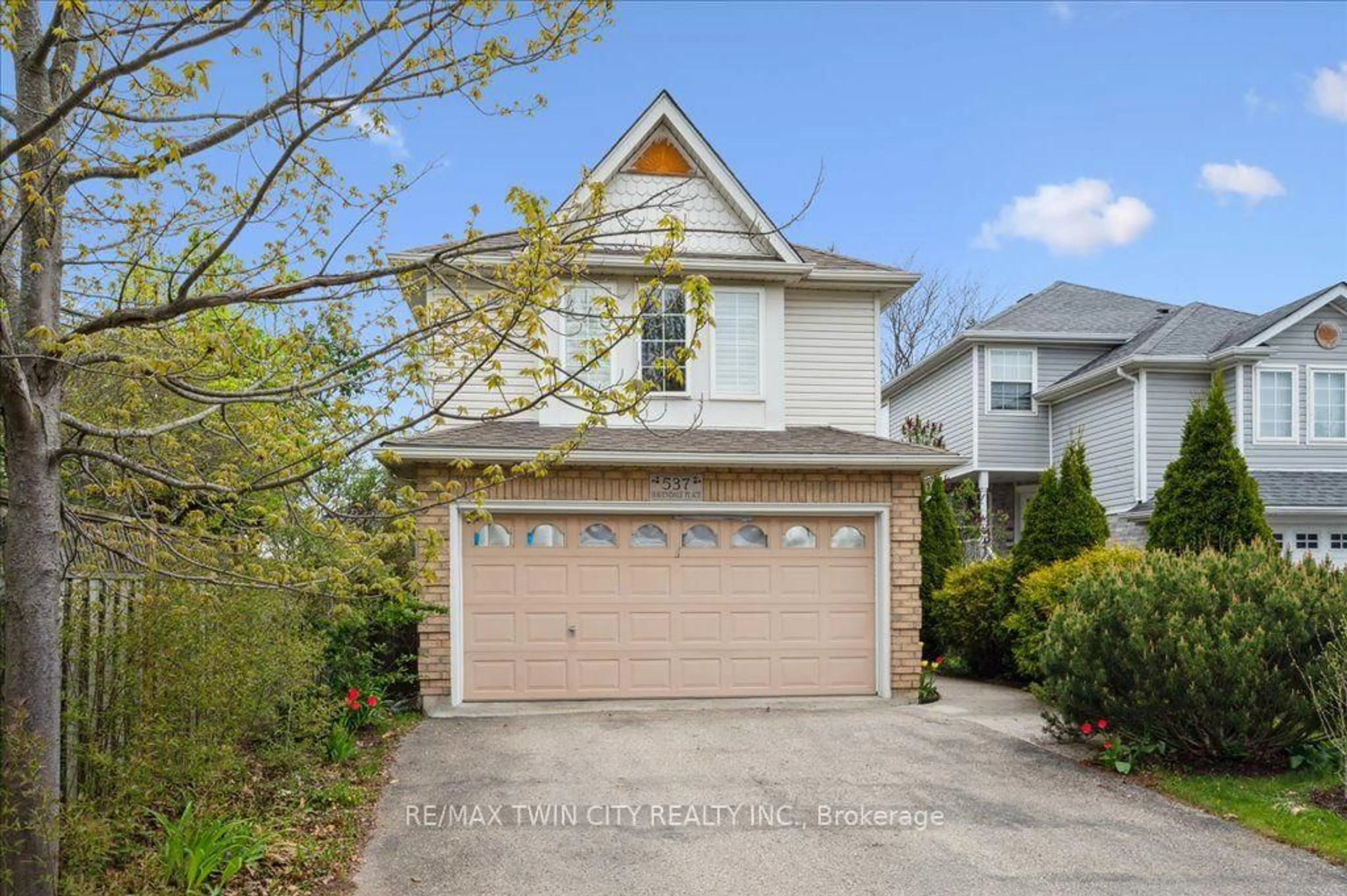 Home with vinyl exterior material, street for 537 Havendale Pl, Waterloo Ontario N2L 0G2