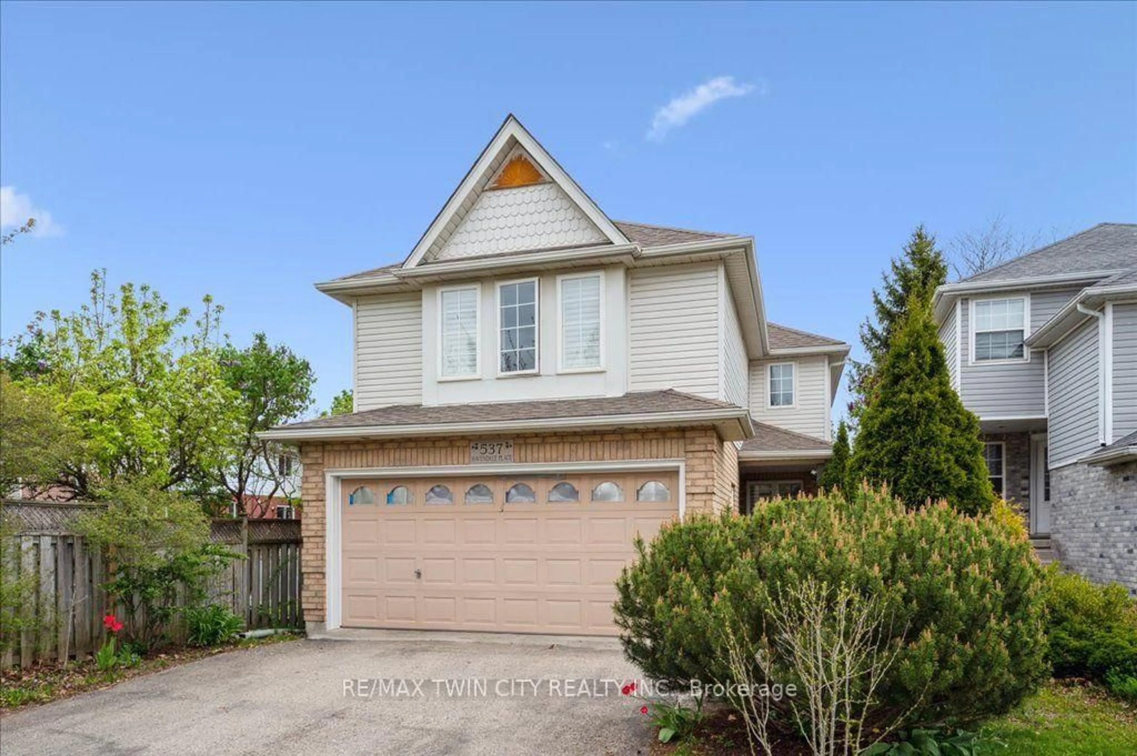 Home with vinyl exterior material, street for 537 Havendale Pl, Waterloo Ontario N2L 0G2