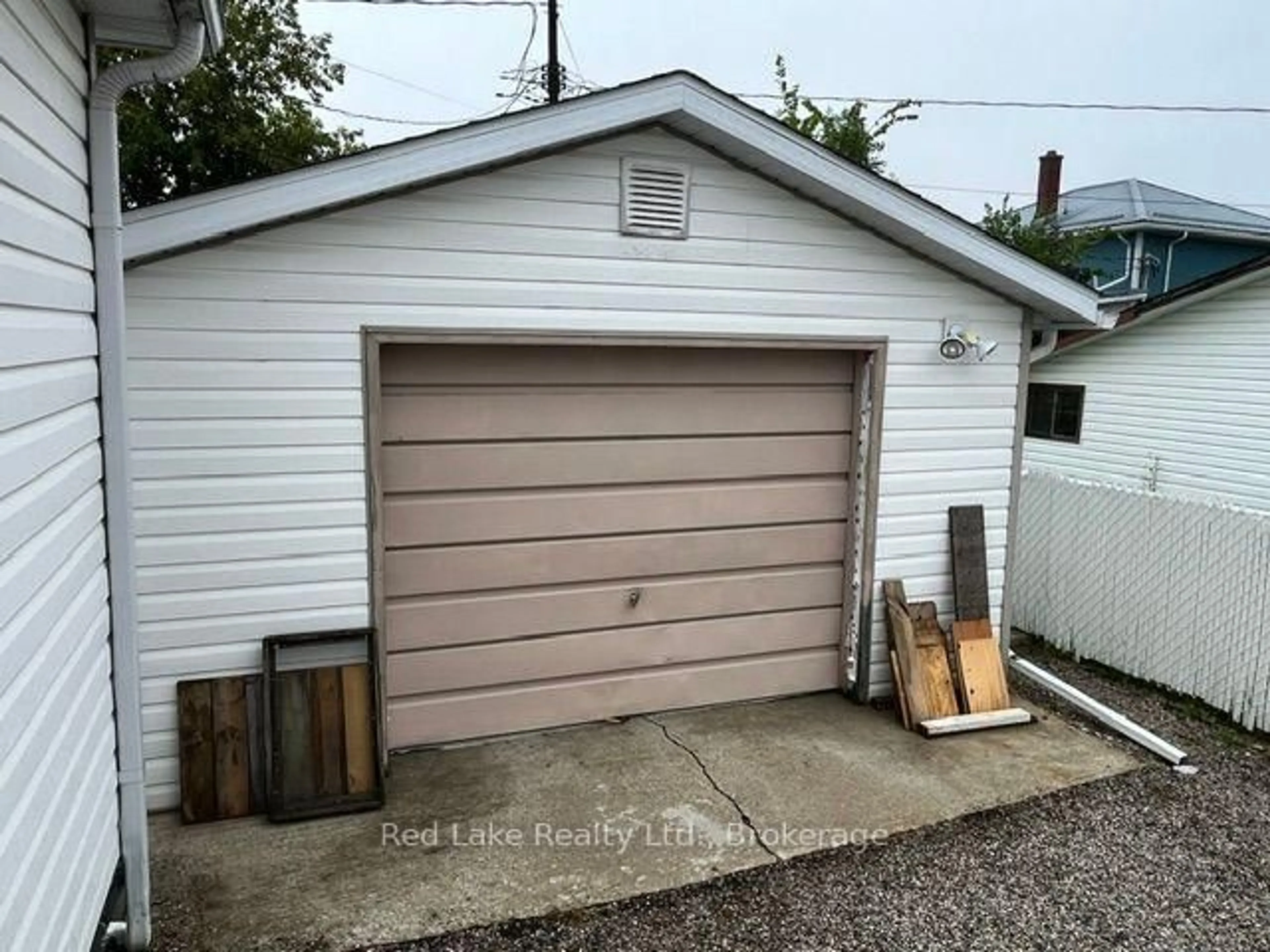 Indoor garage for 7 Forth St, Red Lake Ontario P0V 1C0