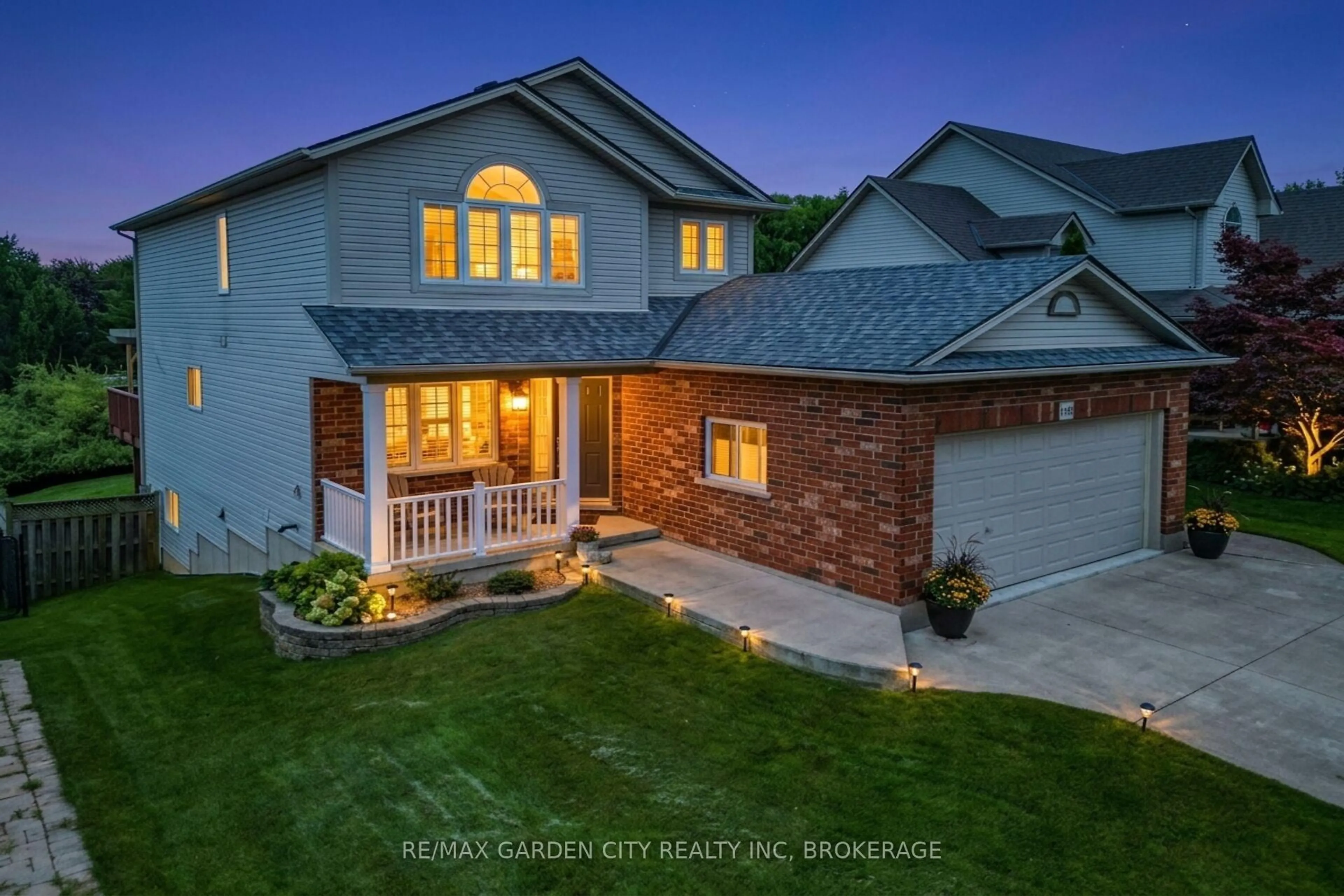 Home with brick exterior material, street for 4039 Barry Dr, Lincoln Ontario L0R 1B7