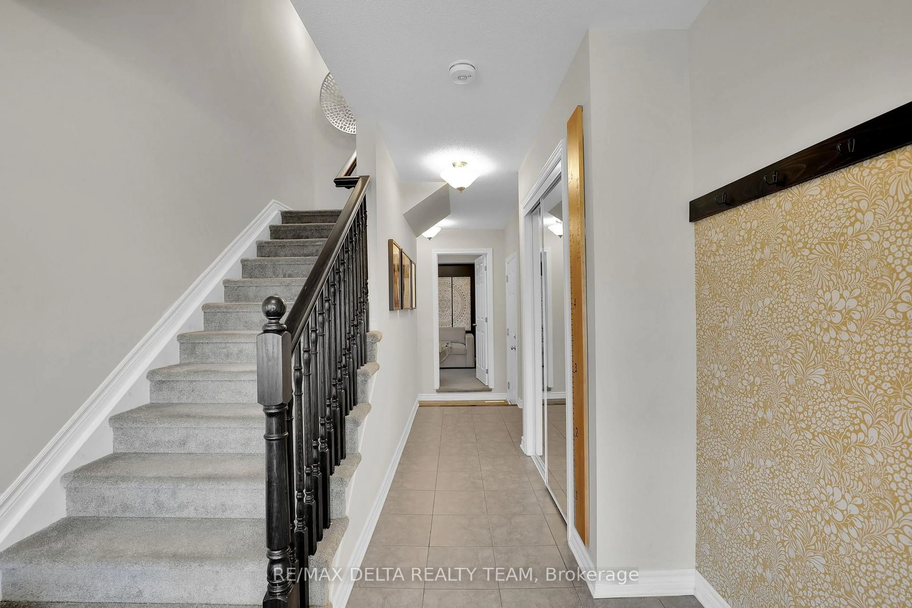 Indoor foyer for 622 Bellatrix Walk, Ottawa Ontario K2J 6N4