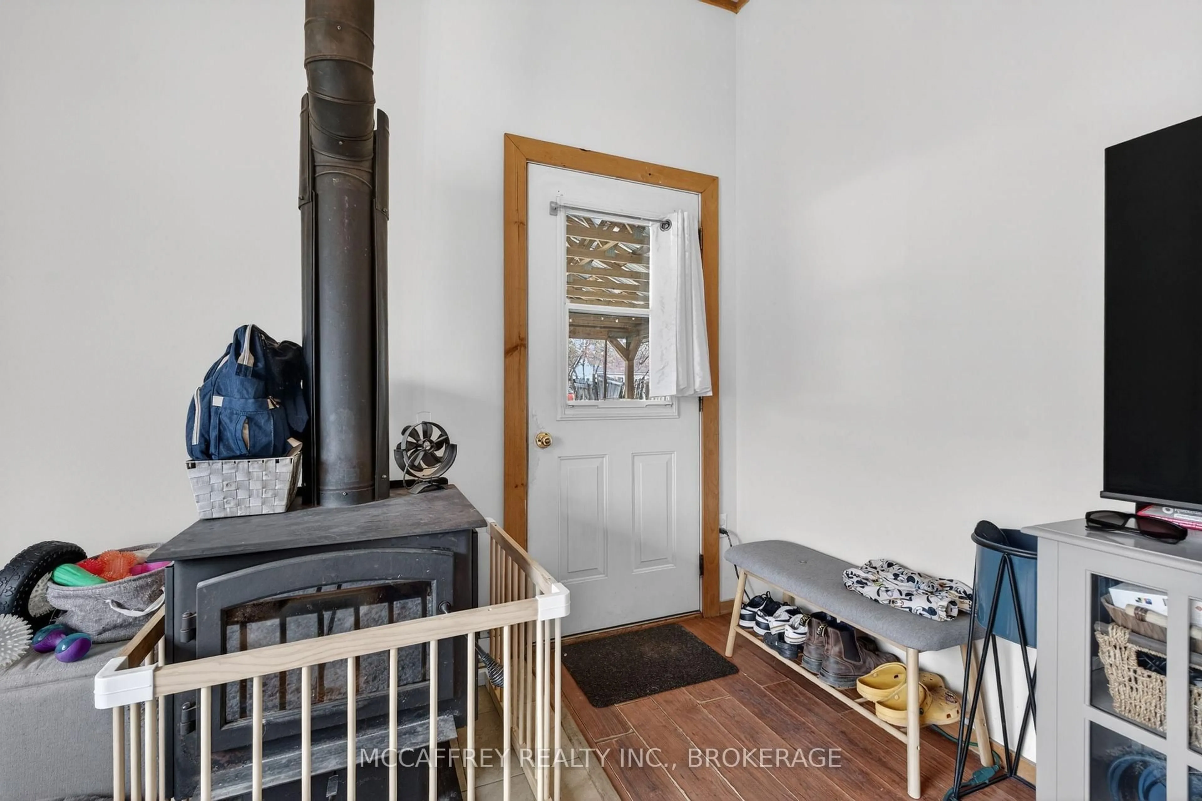 Indoor entryway for 14 Glastonbury Rd, Addington Highlands Ontario K0H 2G0