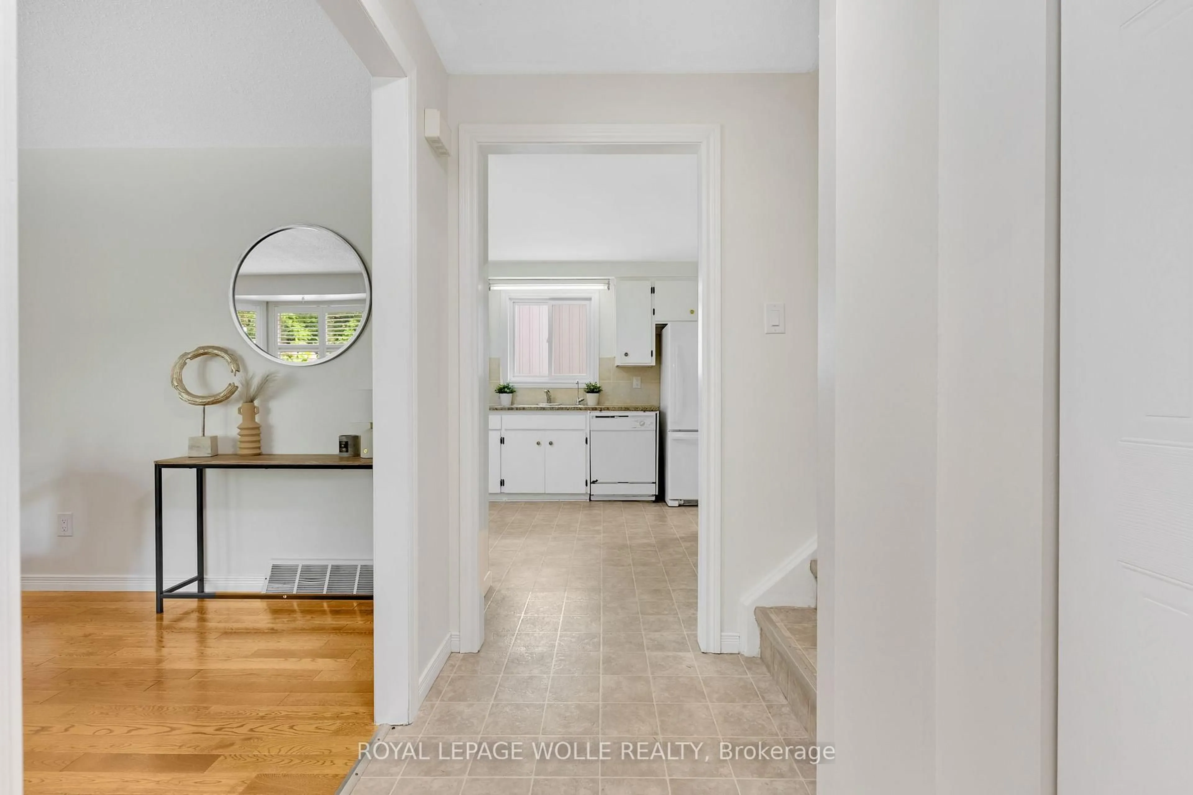 Indoor entryway for 7 Underhill Cres, Kitchener Ontario N2A 2S7