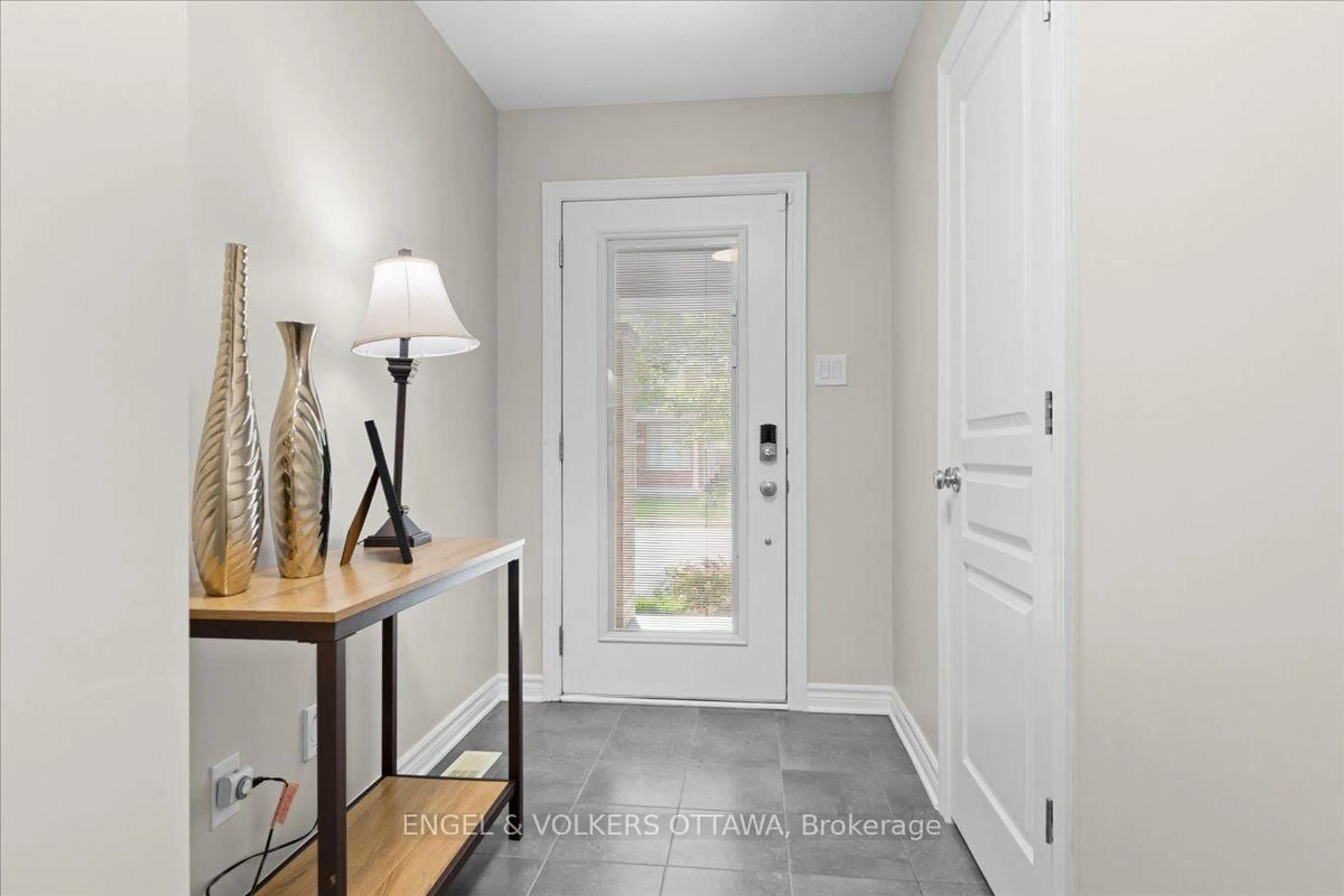 Indoor entryway for 75 Blueheart Bay, Ottawa Ontario K2J 5Z5