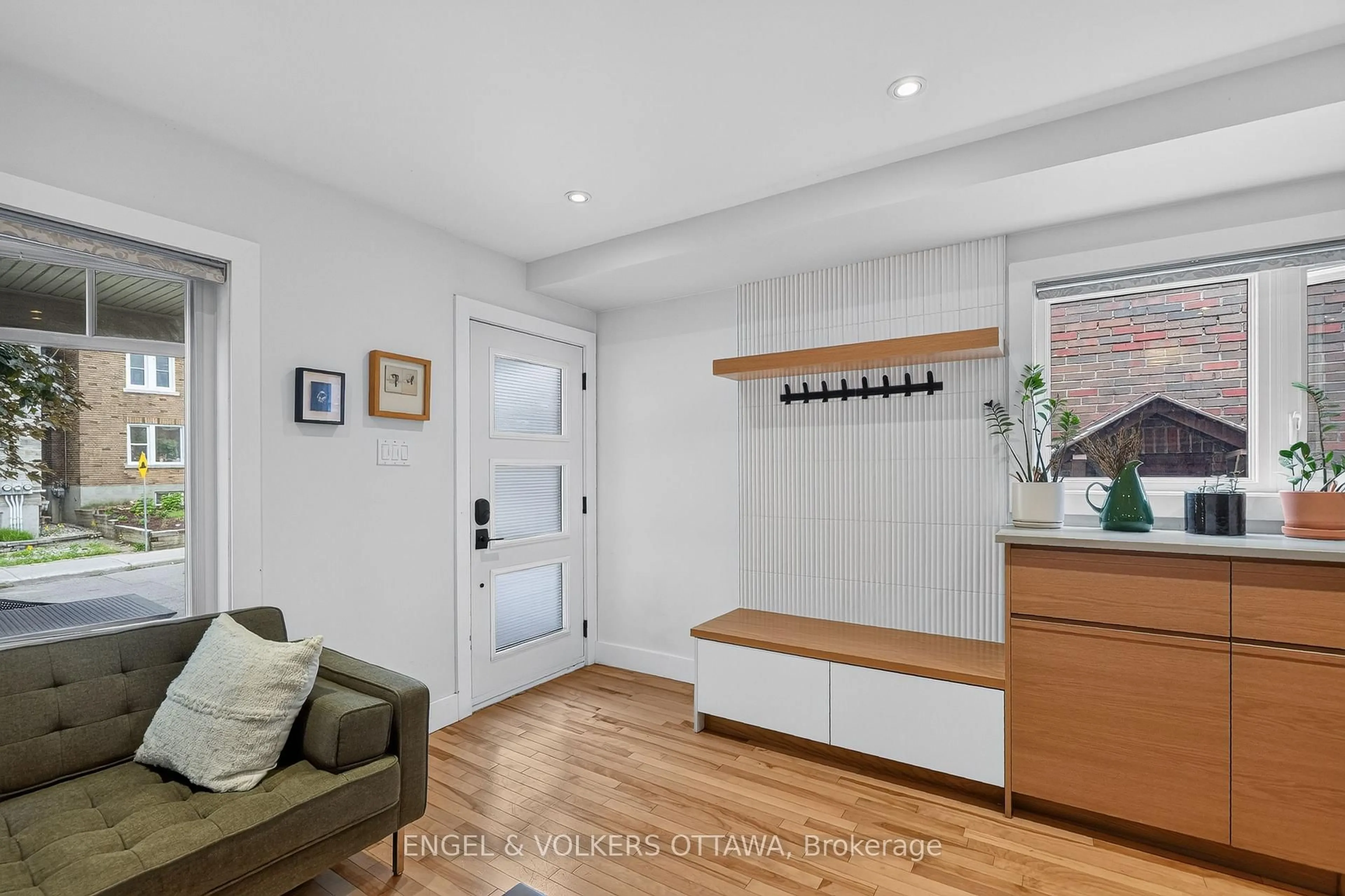 Indoor entryway for 309 Flora St, Ottawa Ontario K1R 5S1