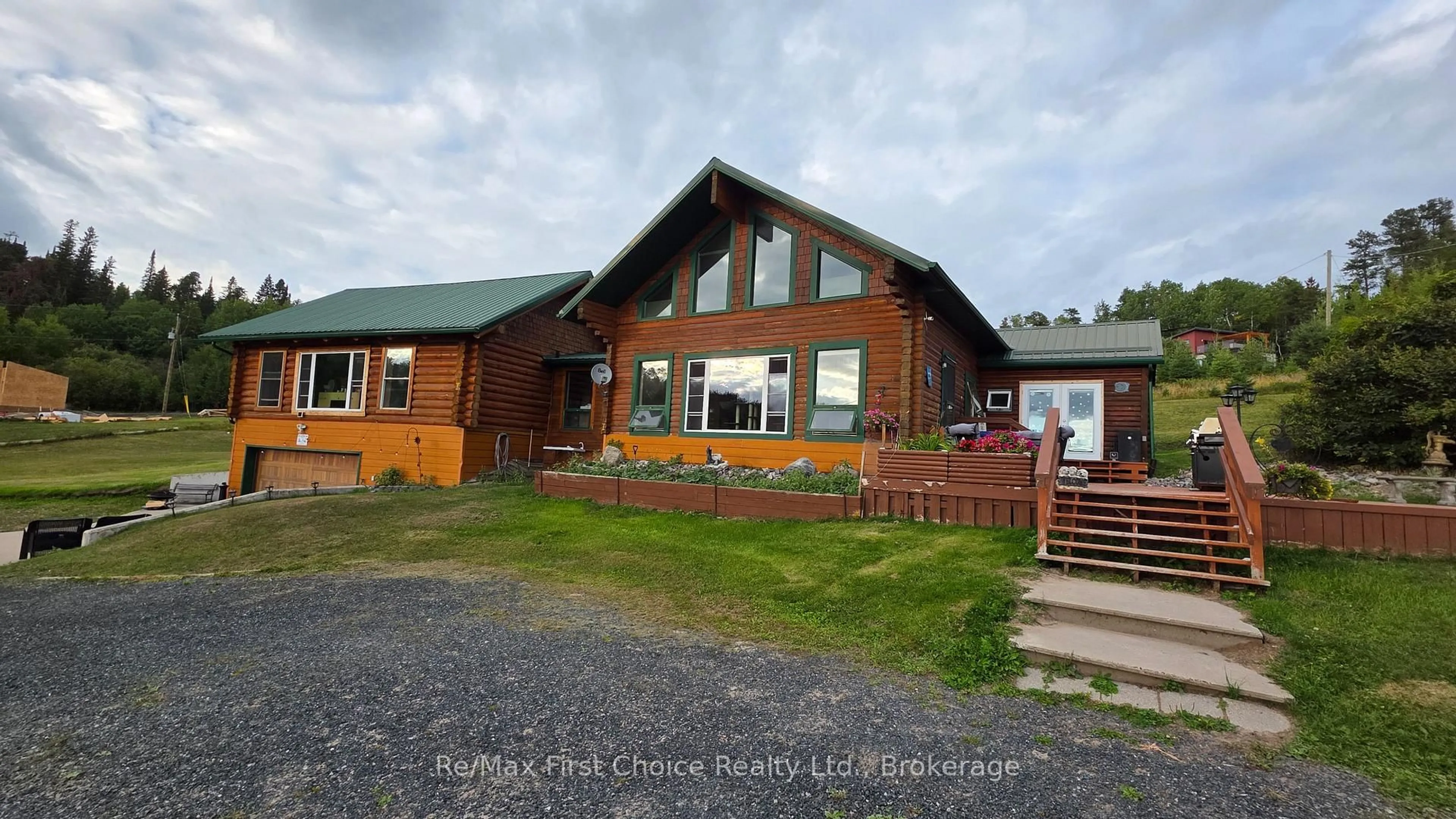 A pic from outside/outdoor area/front of a property/back of a property/a pic from drone, building for 812 Essex Rd, Kenora Ontario P9N 4P2