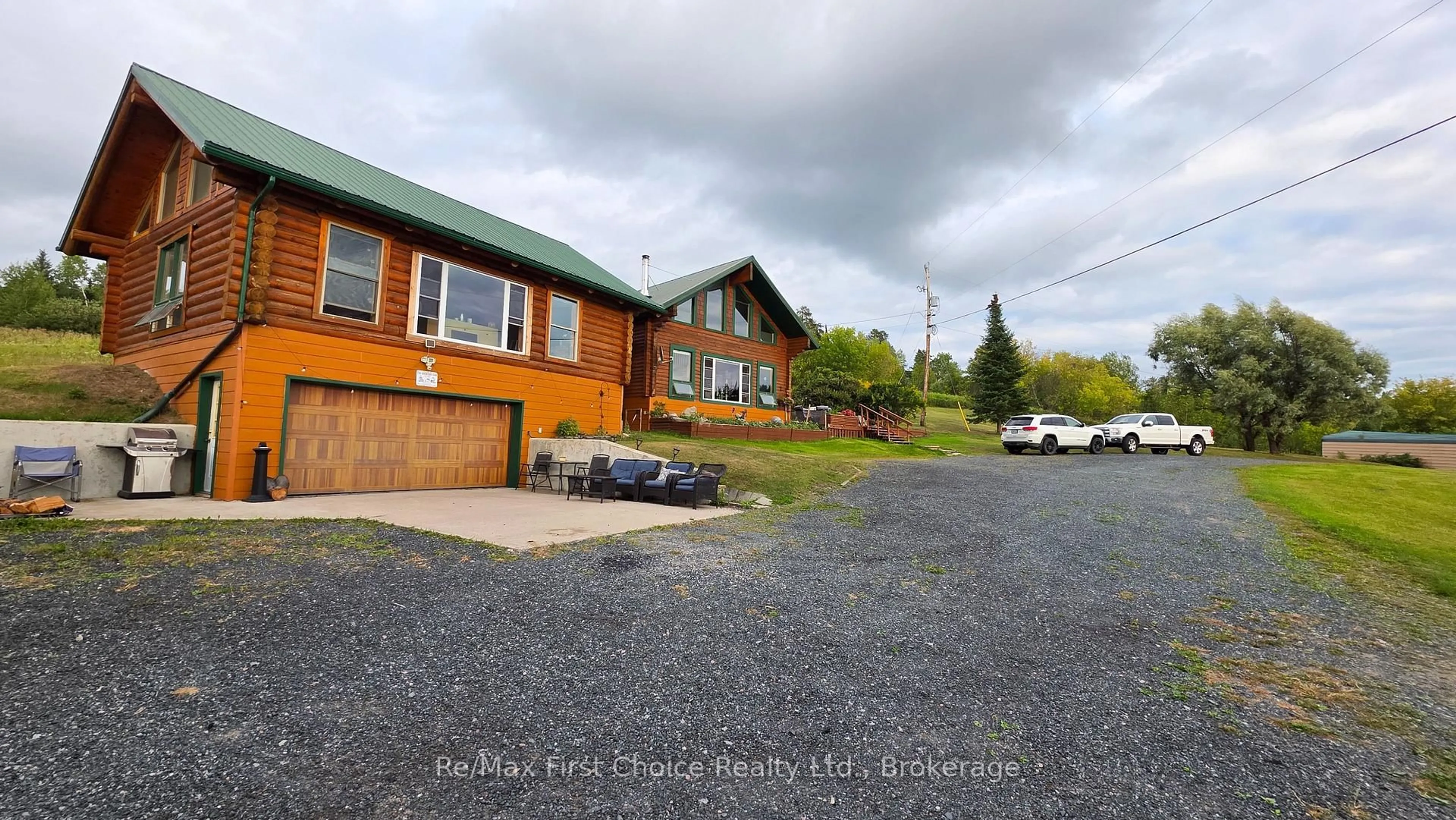 A pic from outside/outdoor area/front of a property/back of a property/a pic from drone, building for 812 Essex Rd, Kenora Ontario P9N 4P2
