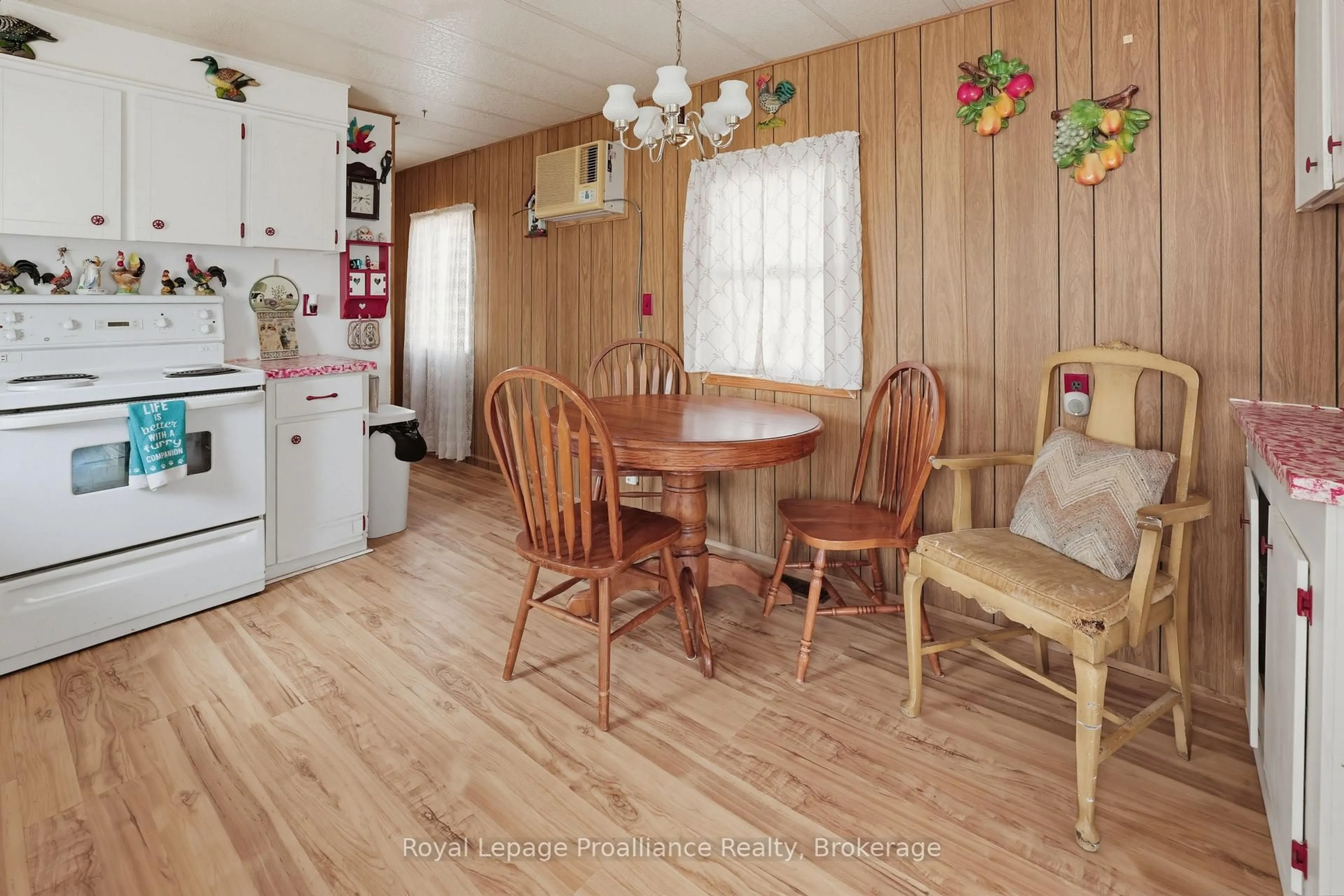 Dining room, wood/laminate floor for 5 Kenneth Blvd, Quinte West Ontario K8N 4Z3