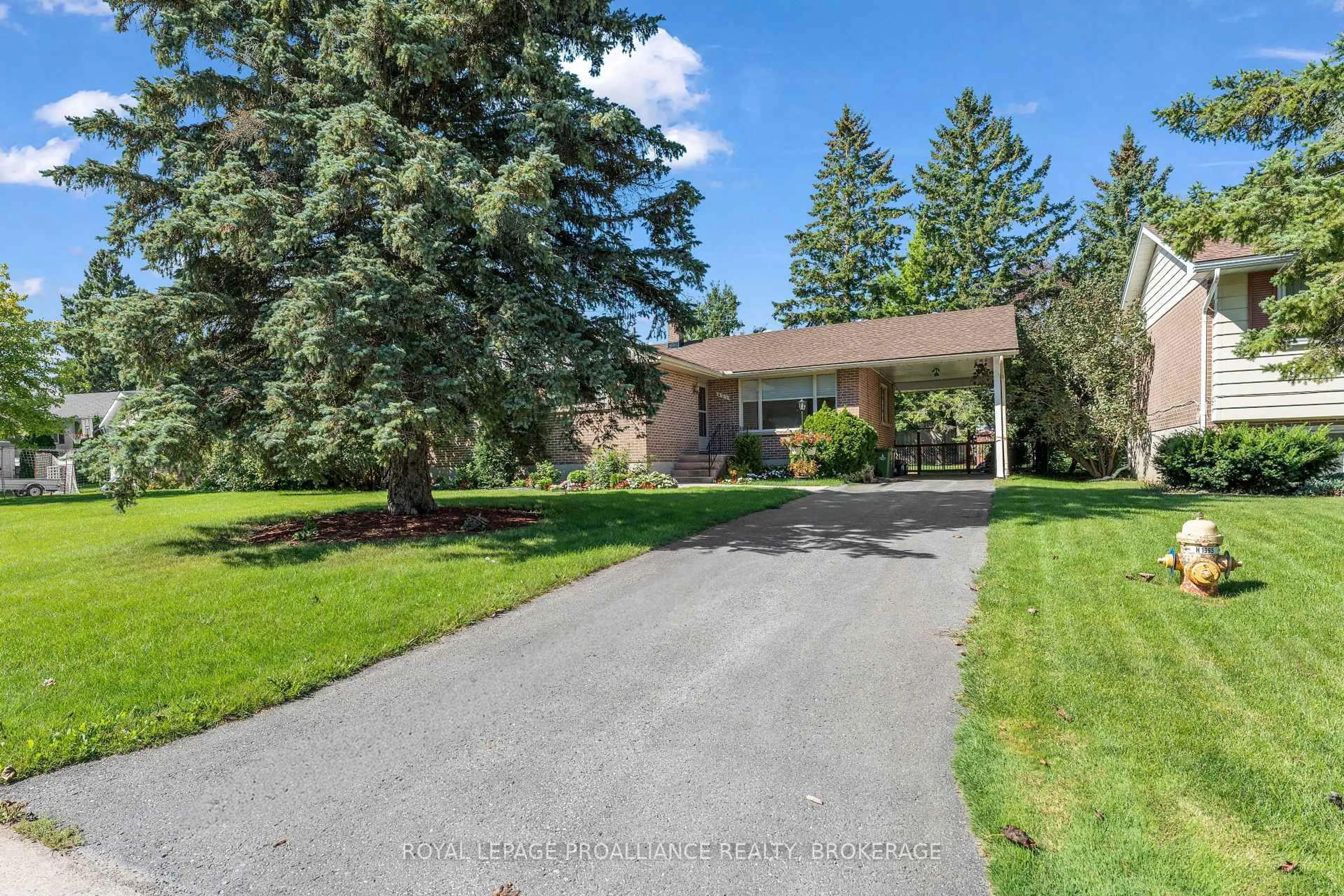 A pic from outside/outdoor area/front of a property/back of a property/a pic from drone, street for 421 Windward Pl, Kingston Ontario K7M 4E5