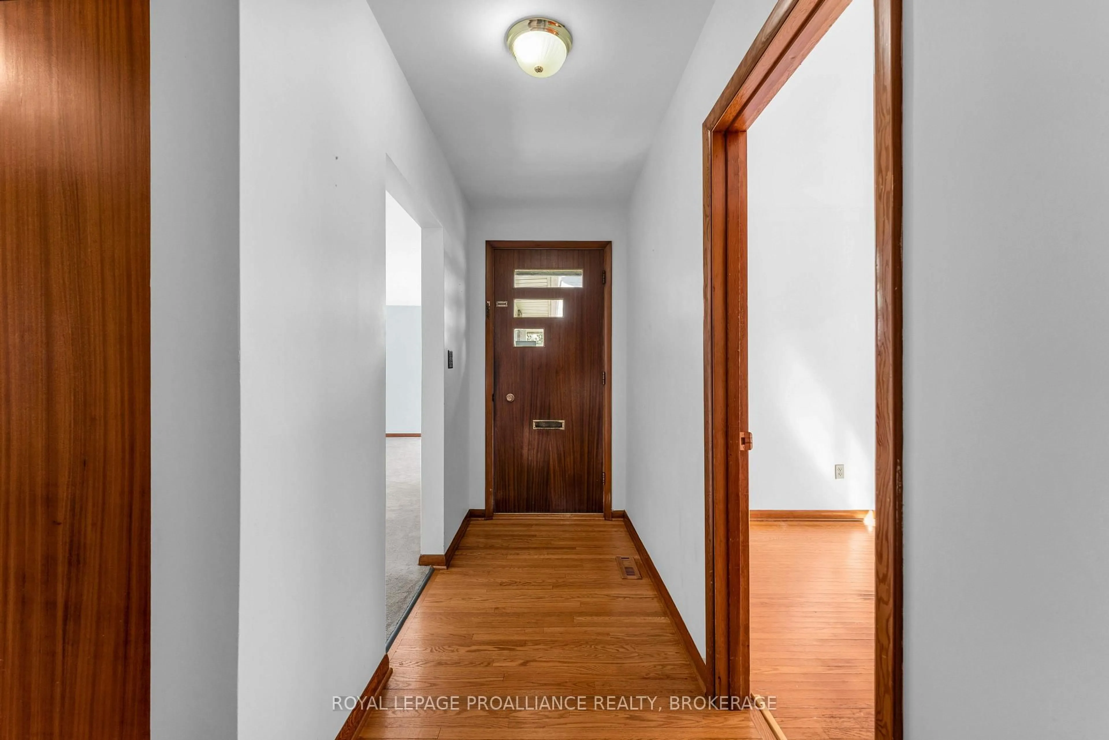 Indoor entryway for 421 Windward Pl, Kingston Ontario K7M 4E5