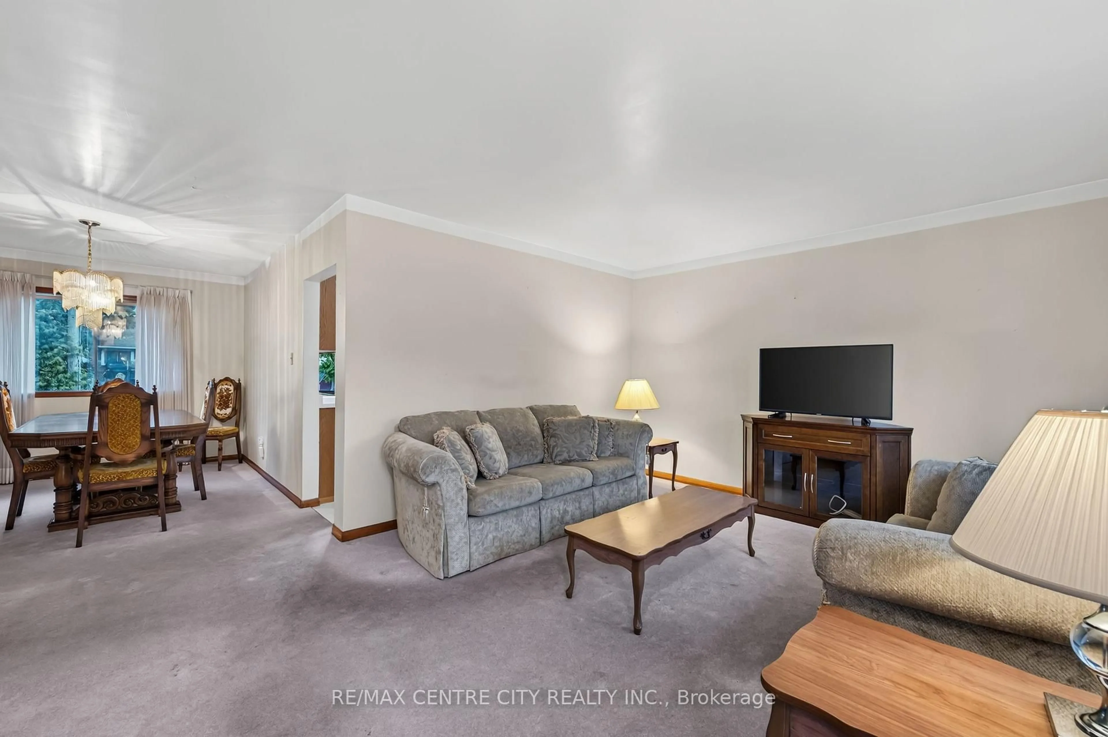 Living room with furniture, carpet floor for 208 NIAGARA St, London East Ontario N5W 1R6