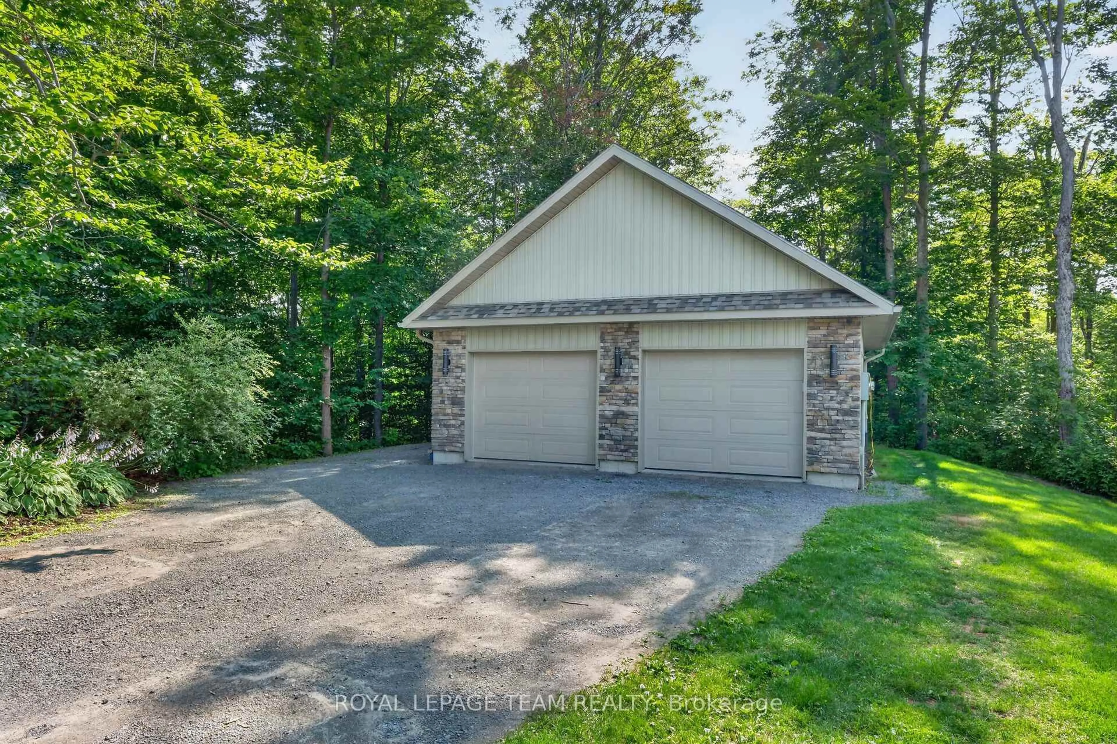 Indoor garage for 1830 Rollin Rd, Clarence-Rockland Ontario K0A 3N0