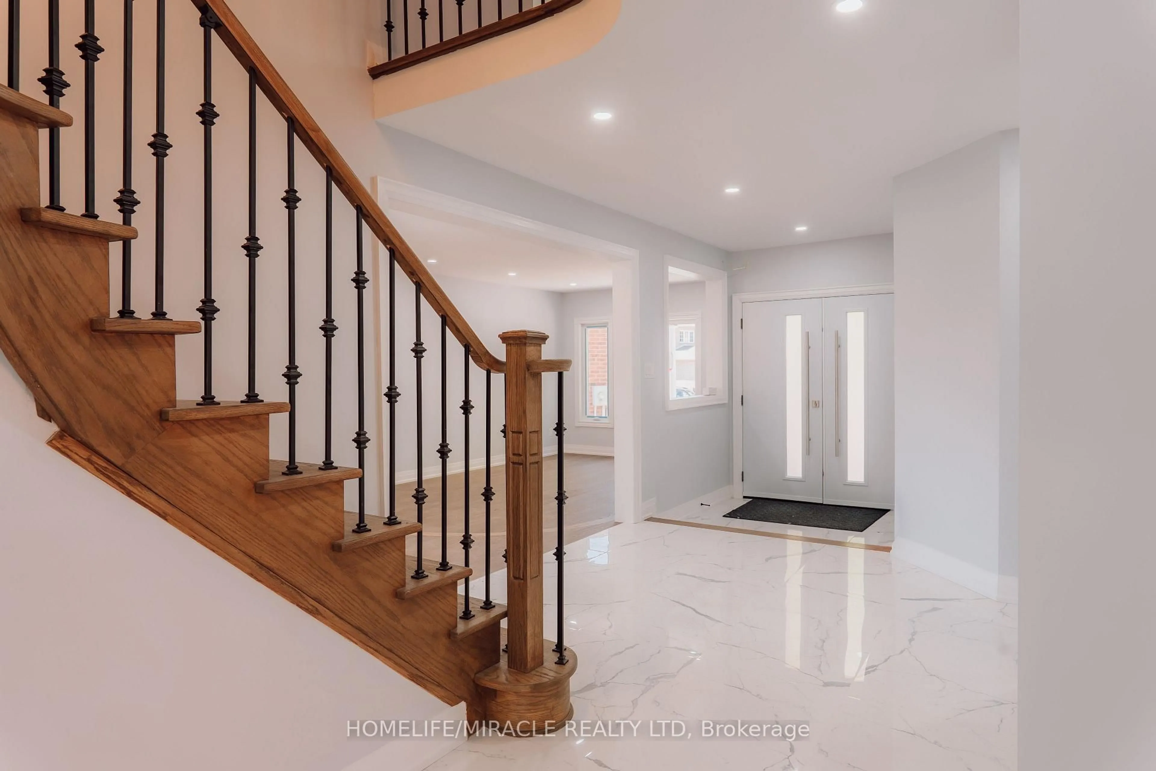 Indoor entryway for 20 Wade Green, Cambridge Ontario N1T 1W4
