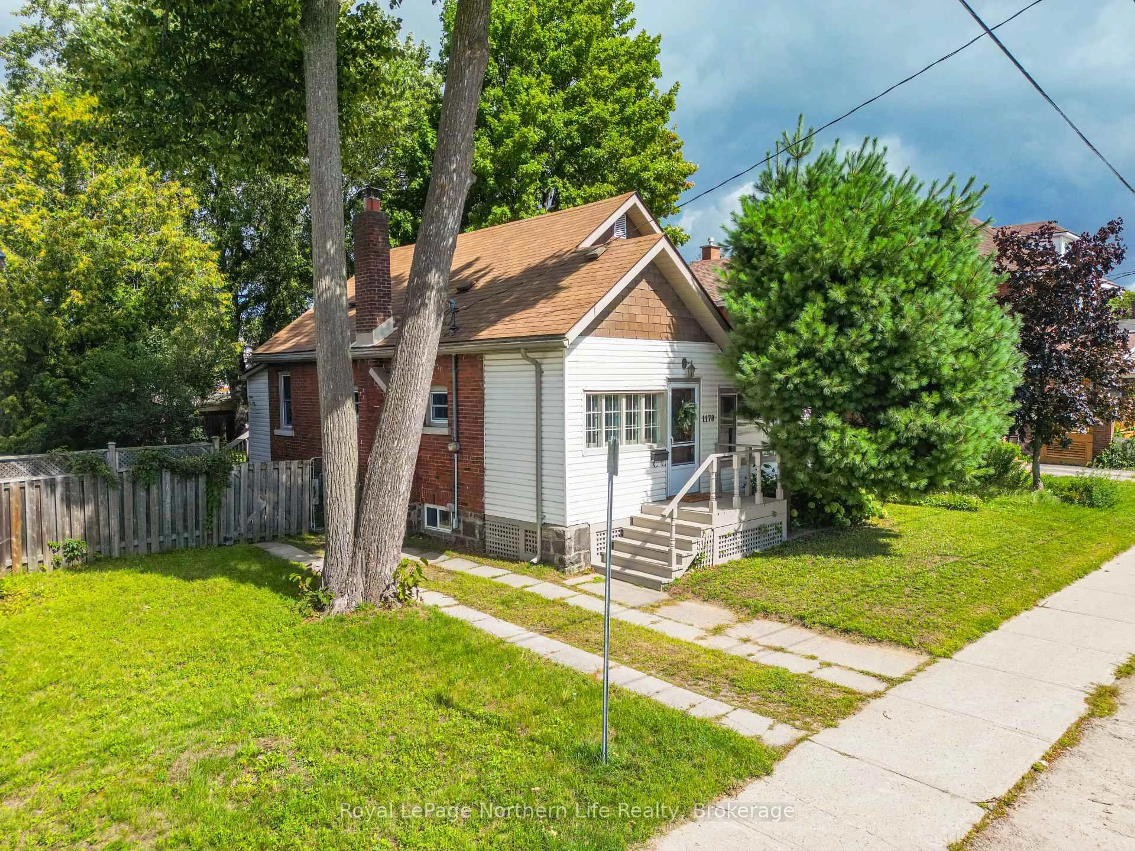 A pic from outside/outdoor area/front of a property/back of a property/a pic from drone, street for 1178 Fraser St, North Bay Ontario P1B 3Y4