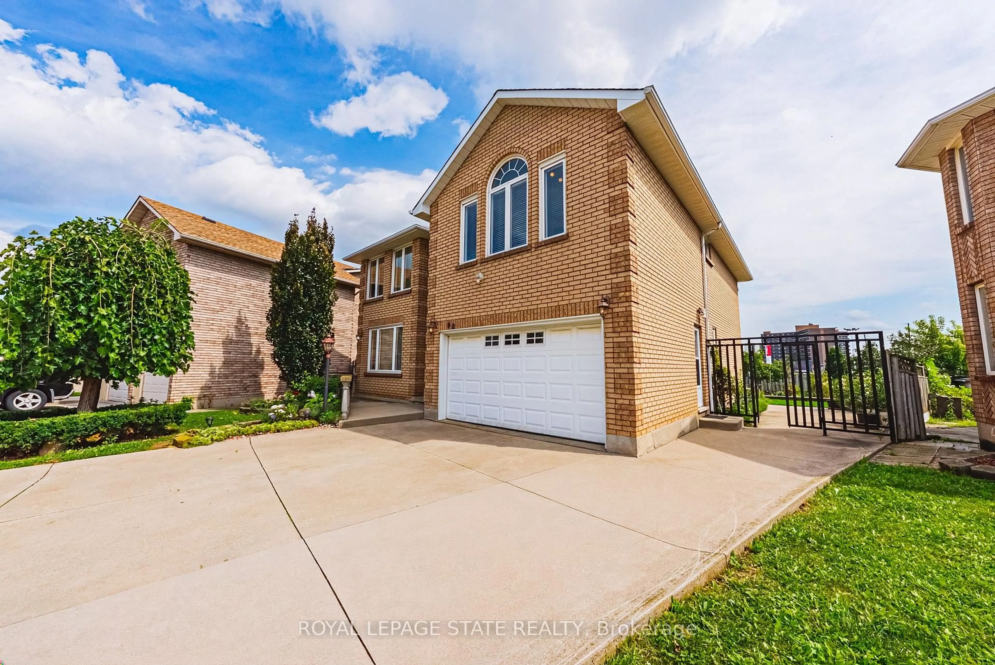 Home with brick exterior material, street for 90 Fairington Cres, Hamilton Ontario L8E 3N4