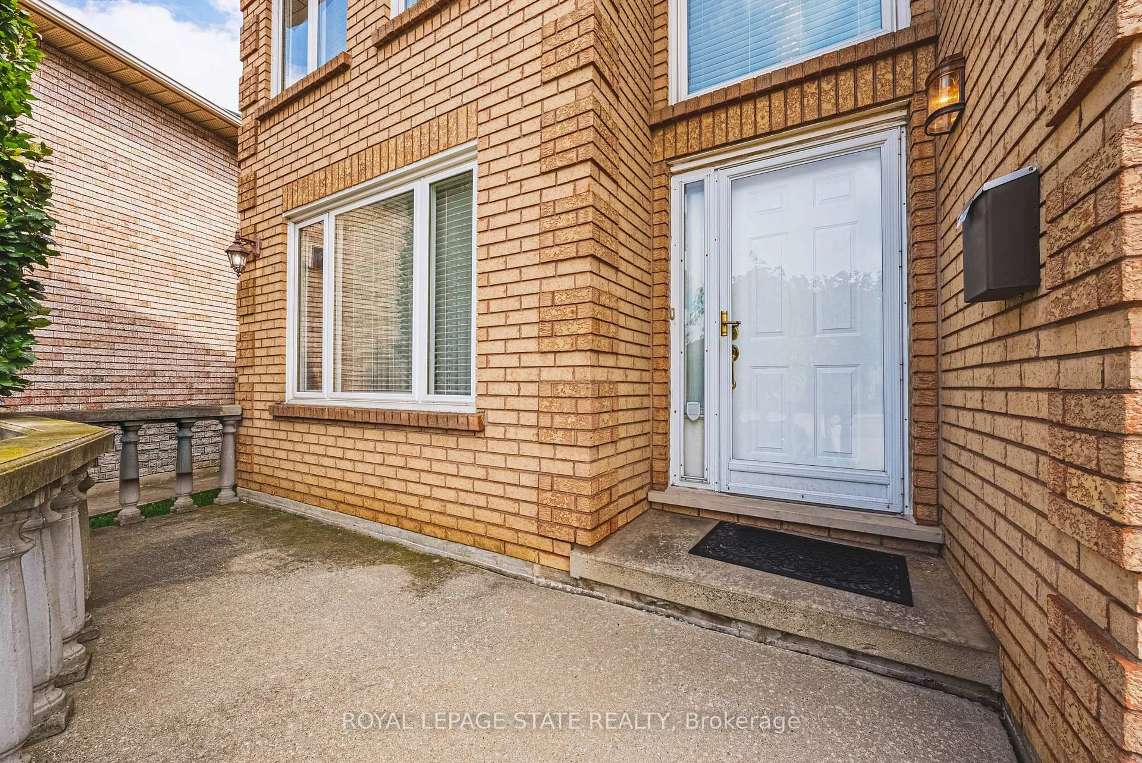 Home with brick exterior material, street for 90 Fairington Cres, Hamilton Ontario L8E 3N4