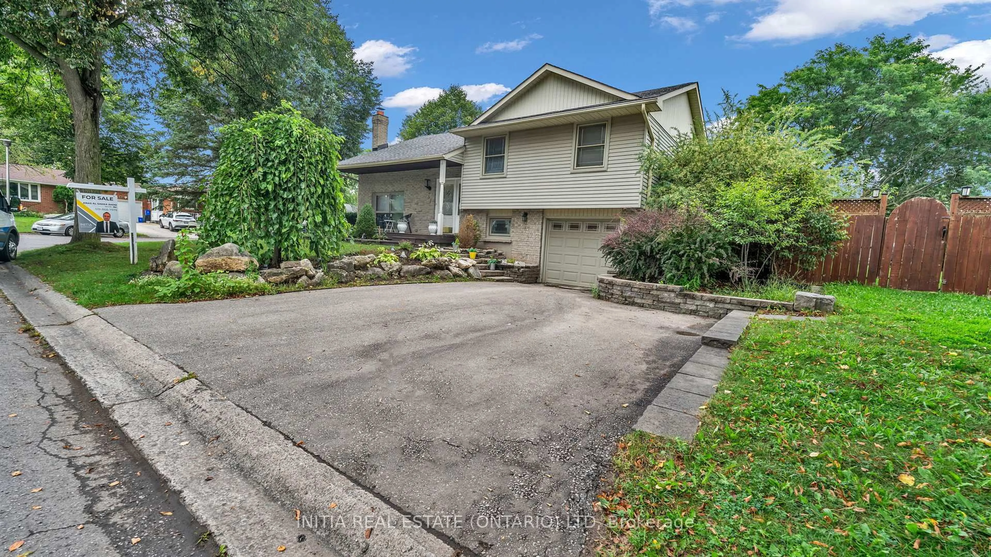 A pic from outside/outdoor area/front of a property/back of a property/a pic from drone, street for 47 Alayne Cres, London South Ontario N6E 2A2