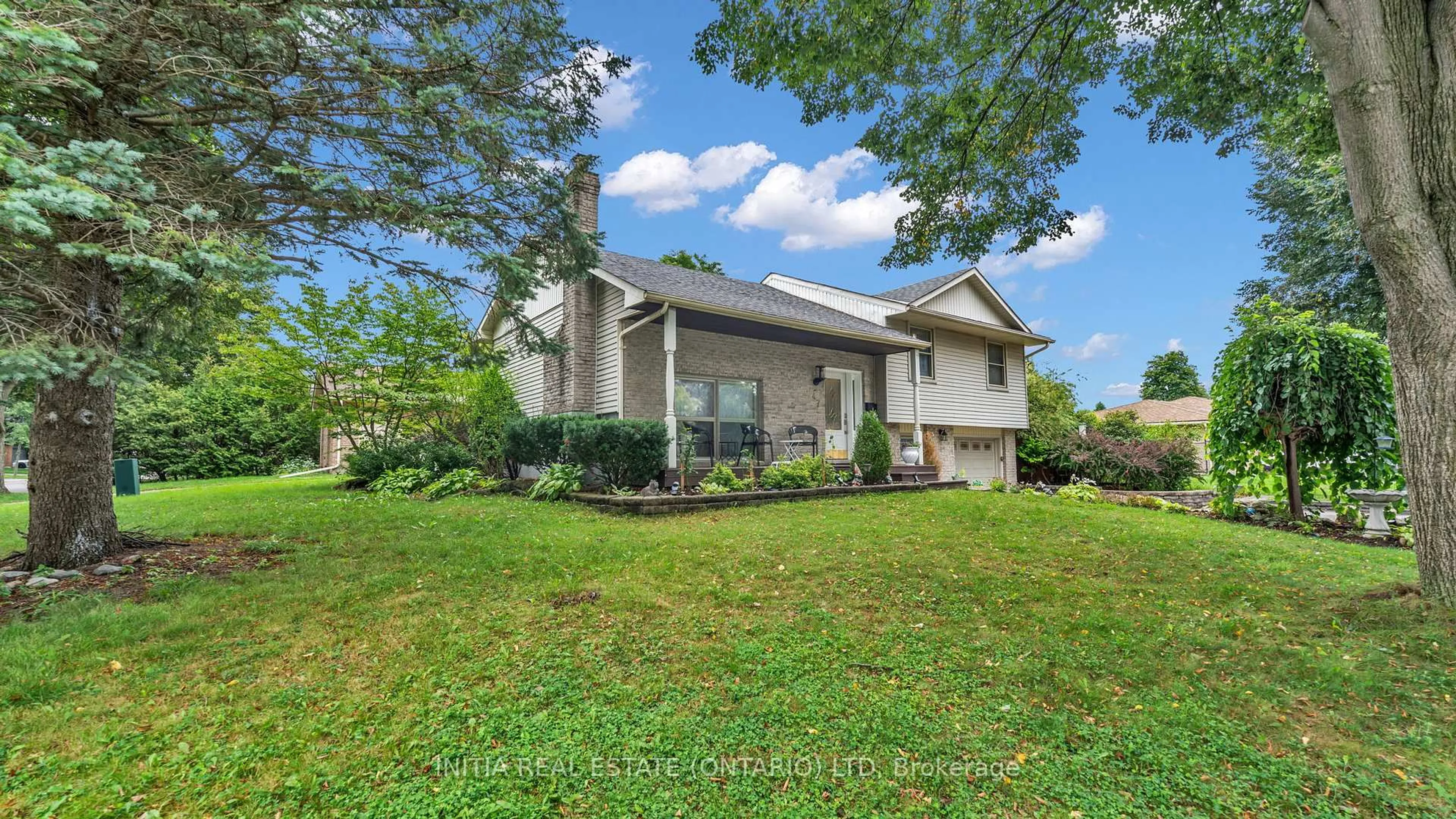 A pic from outside/outdoor area/front of a property/back of a property/a pic from drone, unknown for 47 Alayne Cres, London South Ontario N6E 2A2