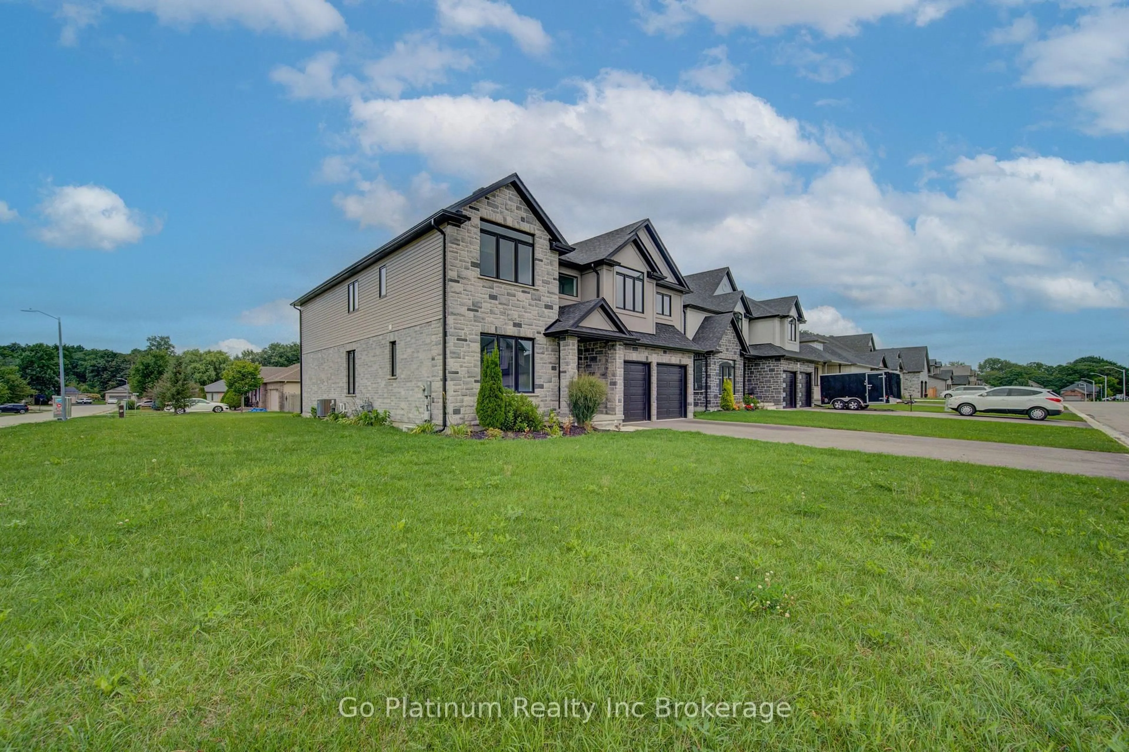 A pic from outside/outdoor area/front of a property/back of a property/a pic from drone, unknown for 32 Sycamore Dr, Tillsonburg Ontario N4G 5R9