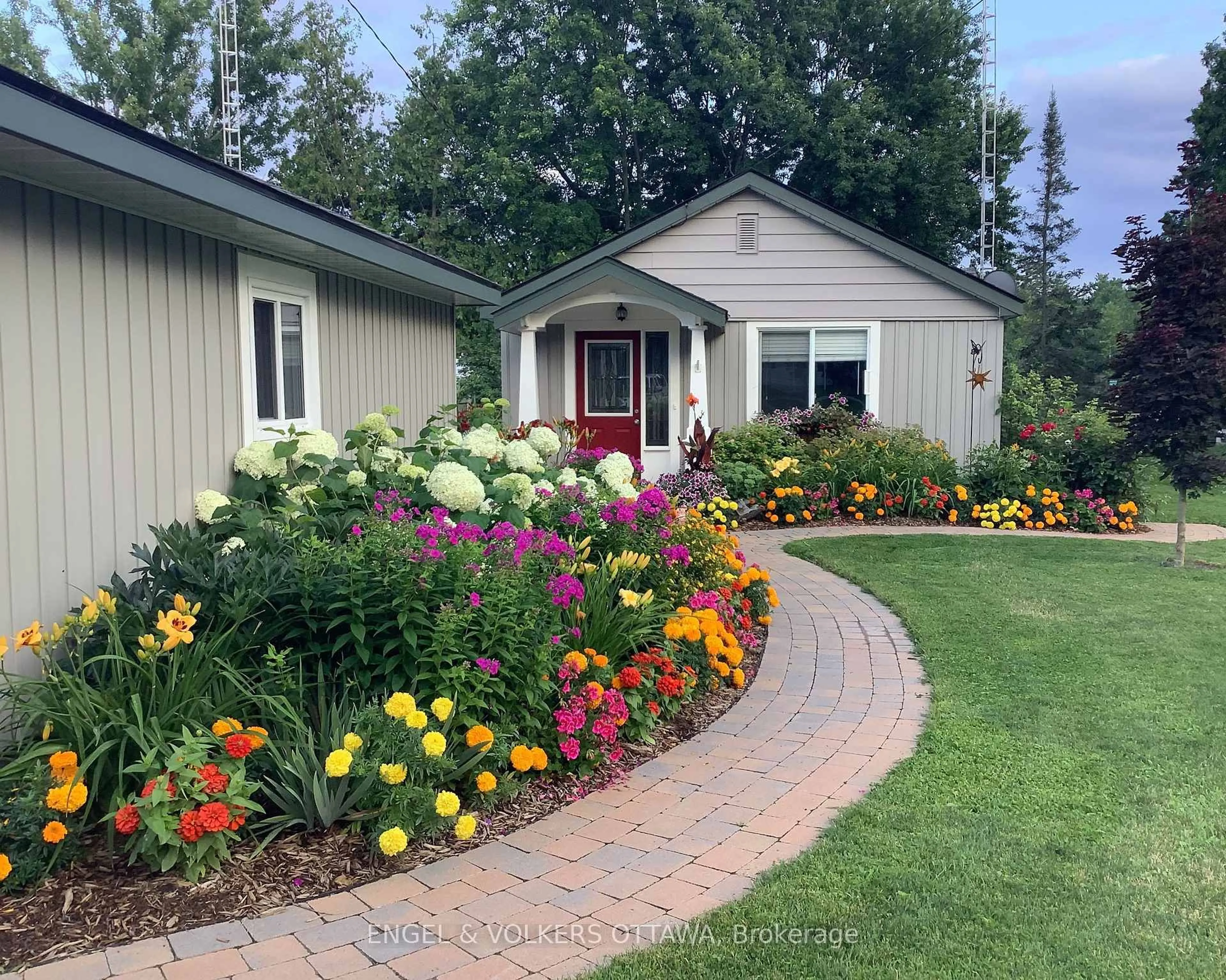 Indoor entryway for 131 Bay St, Carleton Place Ontario K7C 4K9